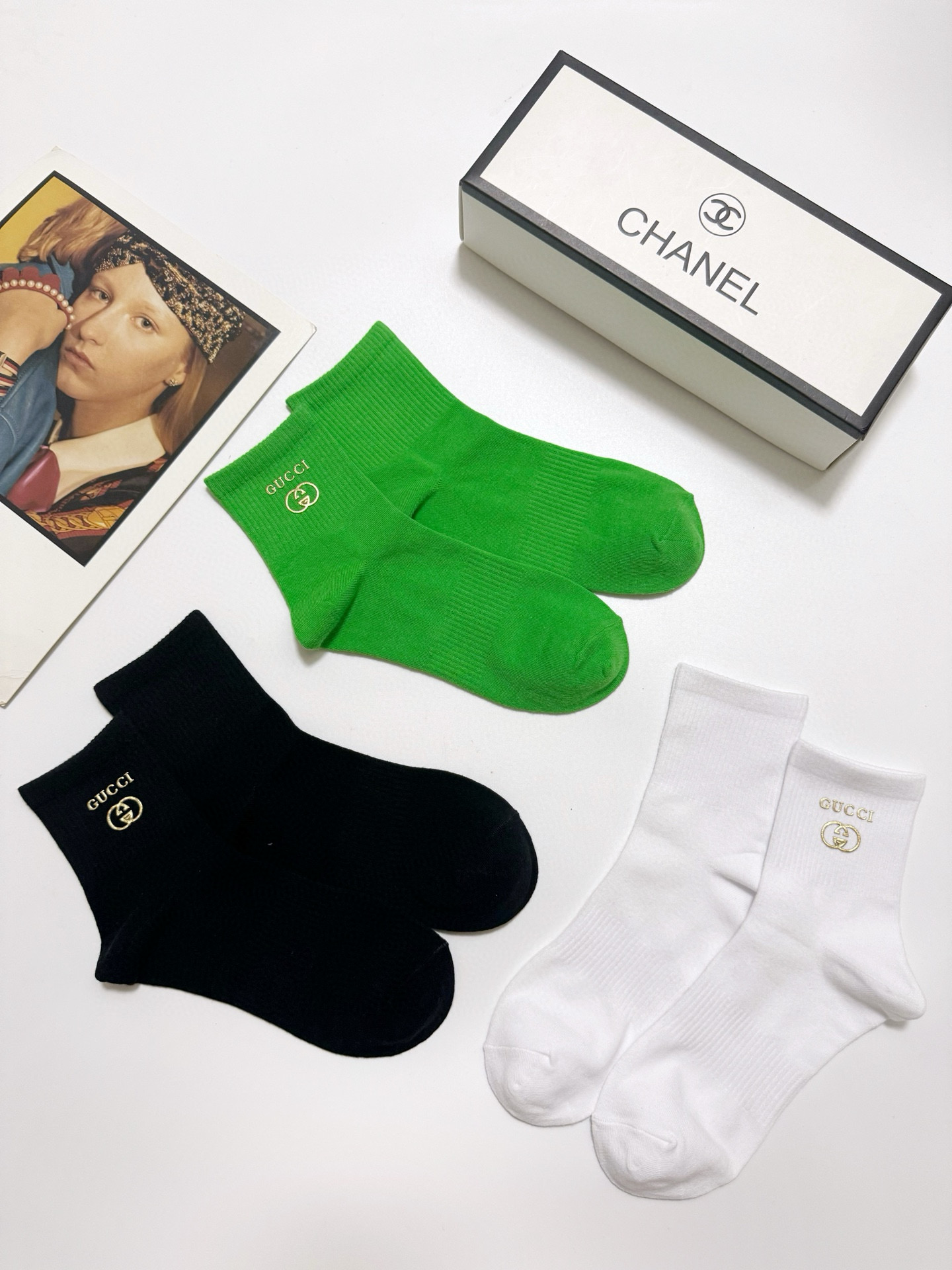  配包装
🌟【一盒3 双】
 🌟Gucci 古琦经典字母logo纯棉 中筒袜  ins超火爆红人同款，精