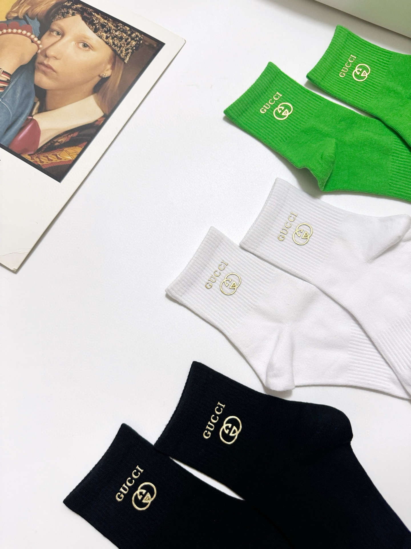  配包装
🌟【一盒3 双】
 🌟Gucci 古琦经典字母logo纯棉 中筒袜  ins超火爆红人同款，精