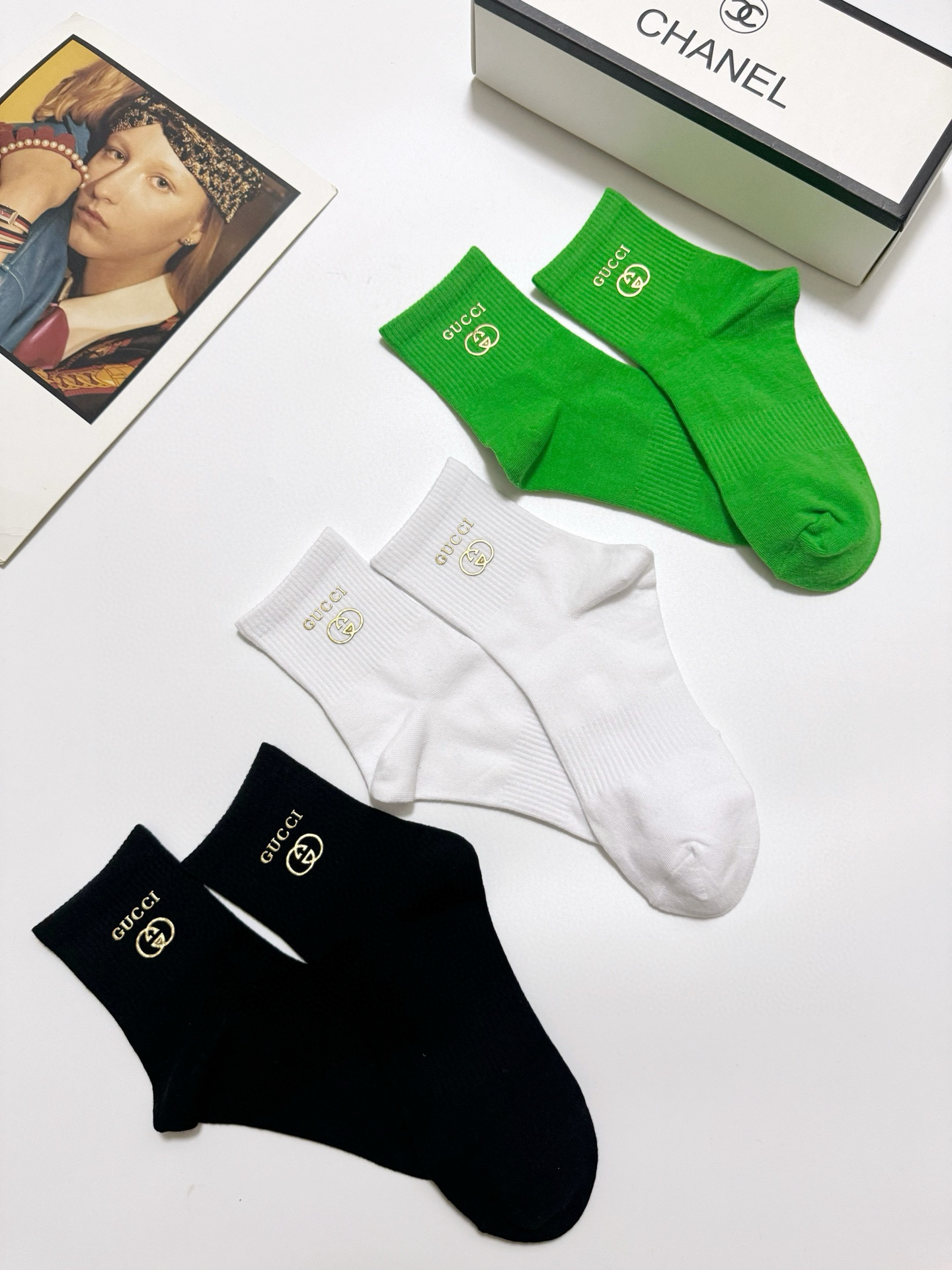  配包装
🌟【一盒3 双】
 🌟Gucci 古琦经典字母logo纯棉 中筒袜  ins超火爆红人同款，精