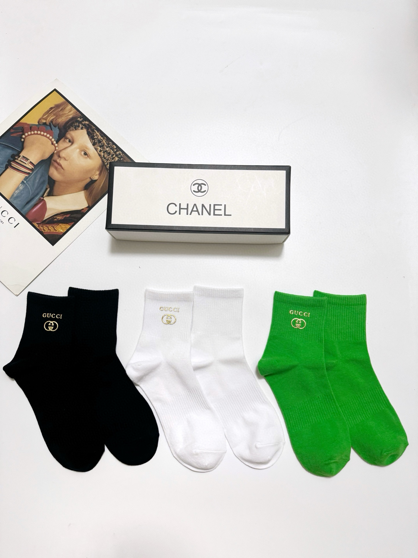  配包装
🌟【一盒3 双】
 🌟Gucci 古琦经典字母logo纯棉 中筒袜  ins超火爆红人同款，精