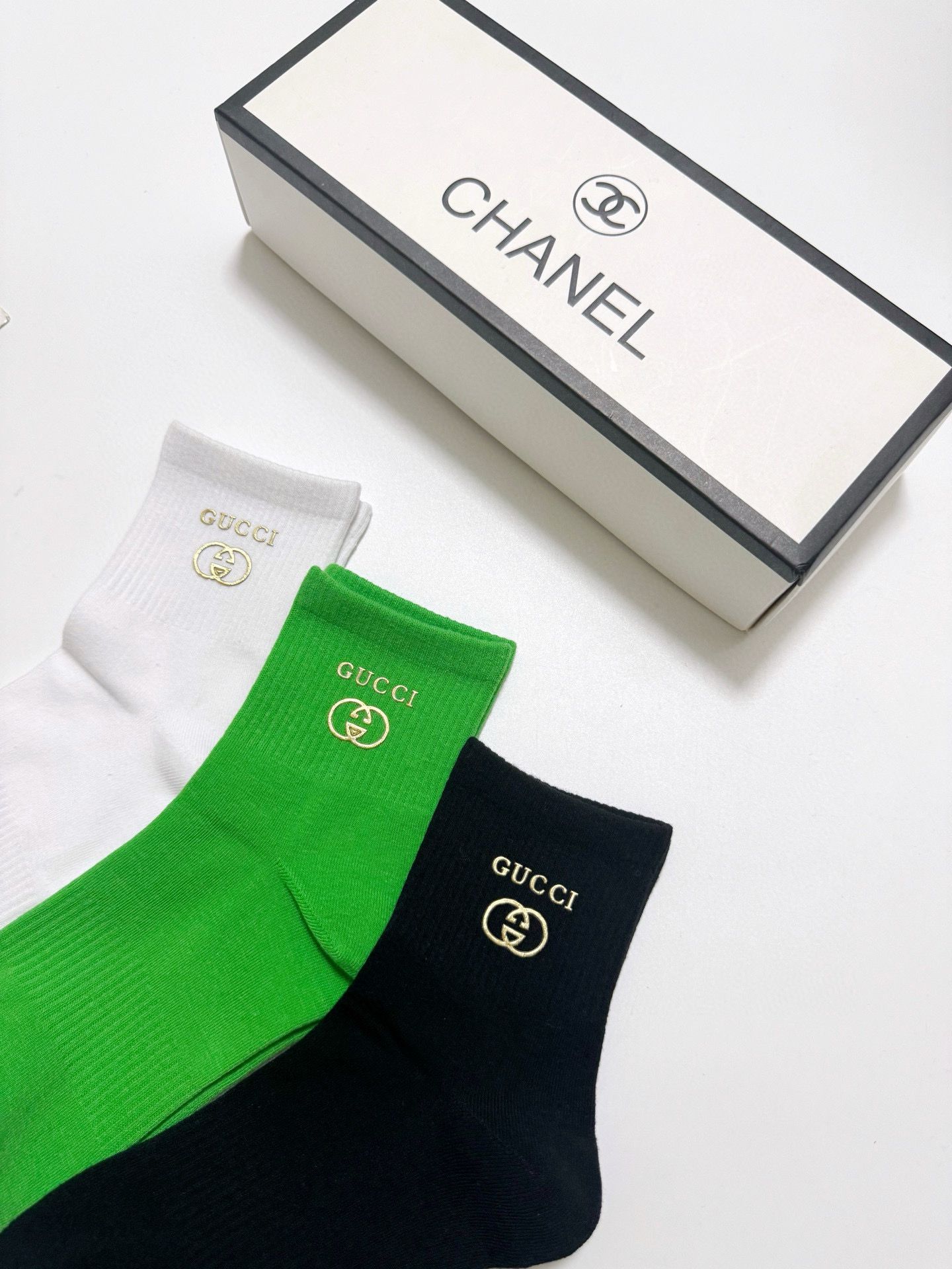  配包装
🌟【一盒3 双】
 🌟Gucci 古琦经典字母logo纯棉 中筒袜  ins超火爆红人同款，精