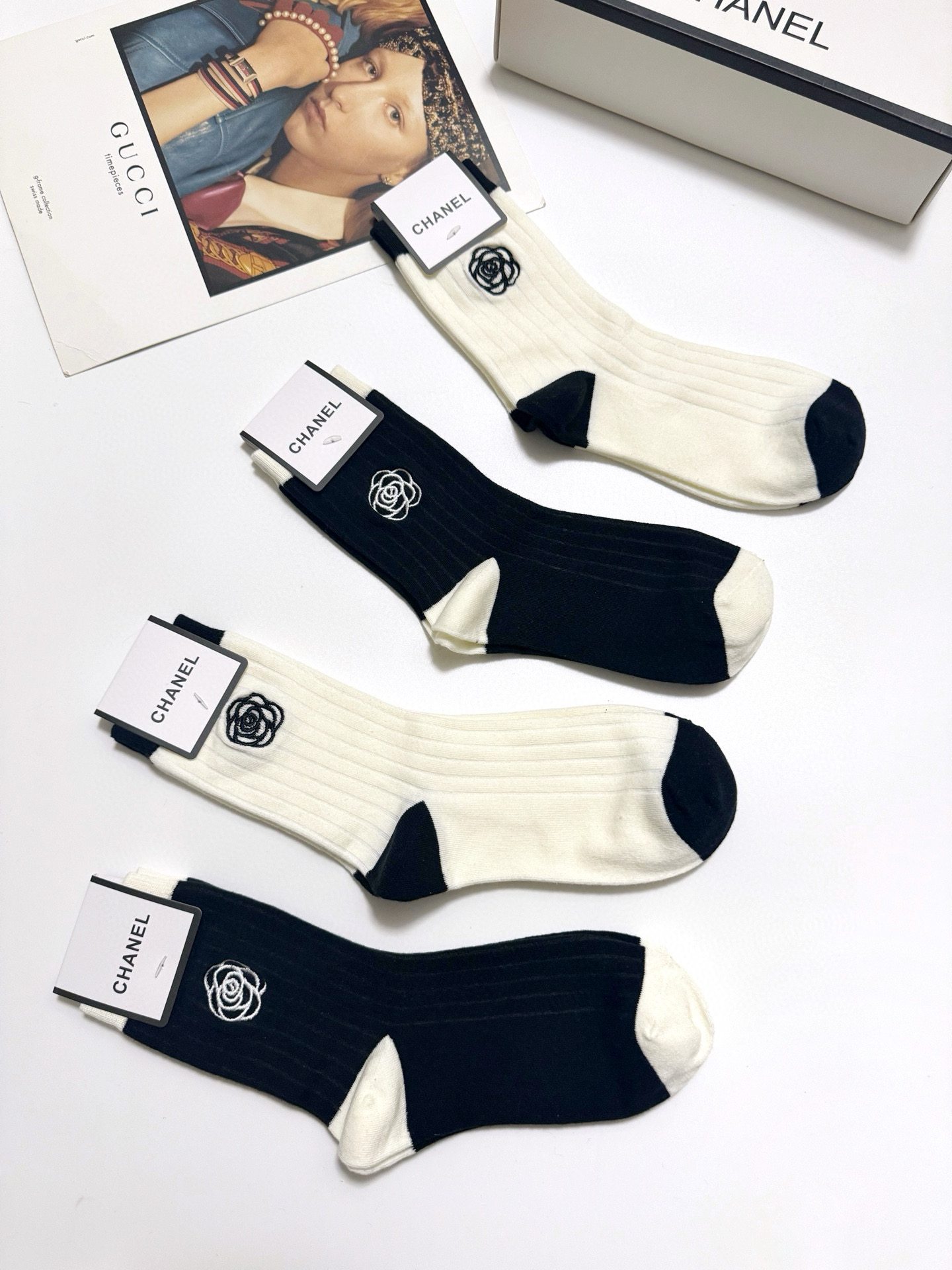  配包装
🌟【一盒4 双】
 🌟Chanel 香奈儿 经典山茶花刺绣 logo纯棉 中筒袜  ins超火