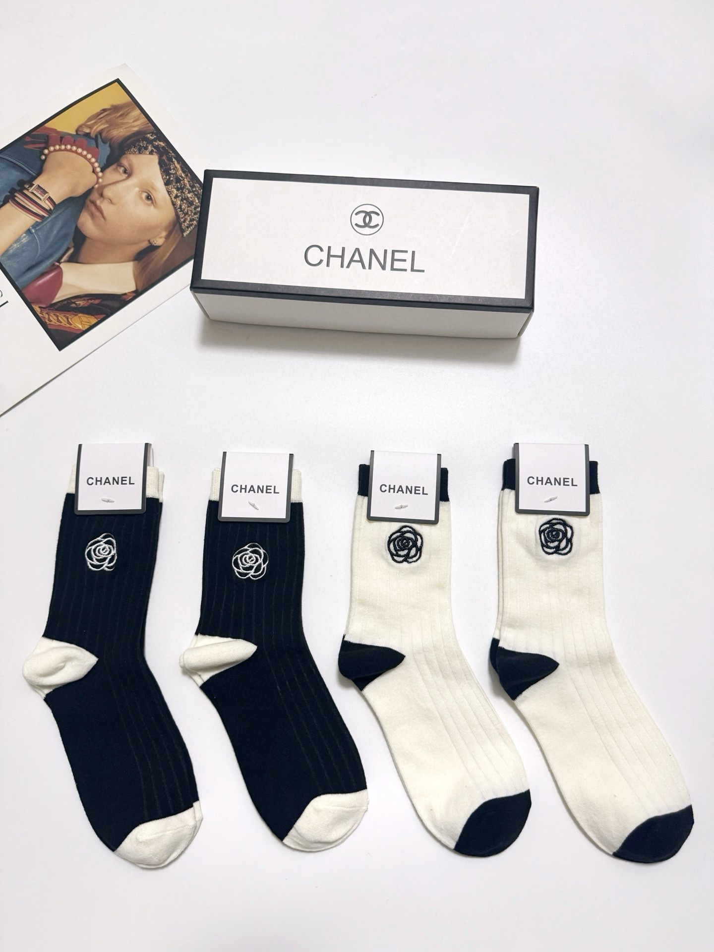  配包装
🌟【一盒4 双】
 🌟Chanel 香奈儿 经典山茶花刺绣 logo纯棉 中筒袜  ins超火
