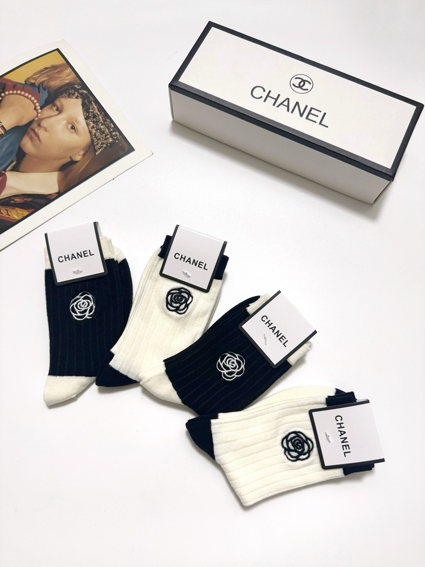  配包装
🌟【一盒4 双】
 🌟Chanel 香奈儿 经典山茶花刺绣 logo纯棉 中筒袜  ins超火