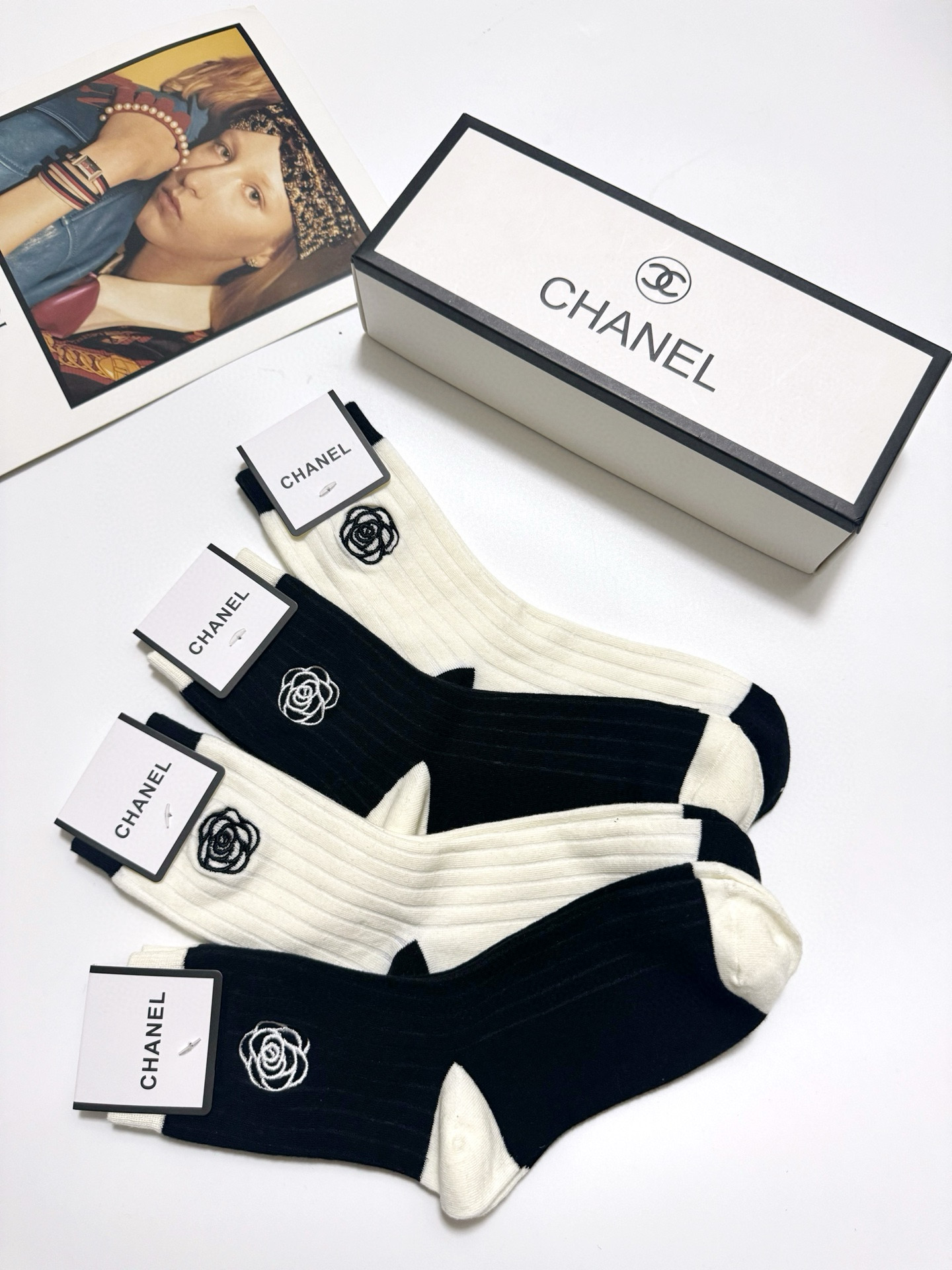  配包装
🌟【一盒4 双】
 🌟Chanel 香奈儿 经典山茶花刺绣 logo纯棉 中筒袜  ins超火
