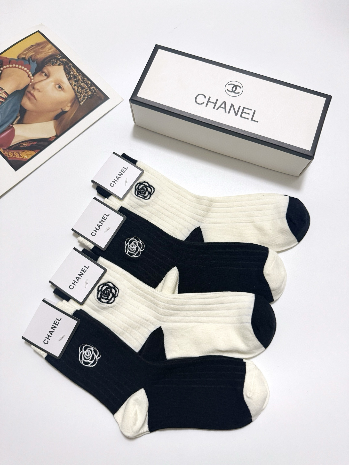  配包装
🌟【一盒4 双】
 🌟Chanel 香奈儿 经典山茶花刺绣 logo纯棉 中筒袜  ins超火