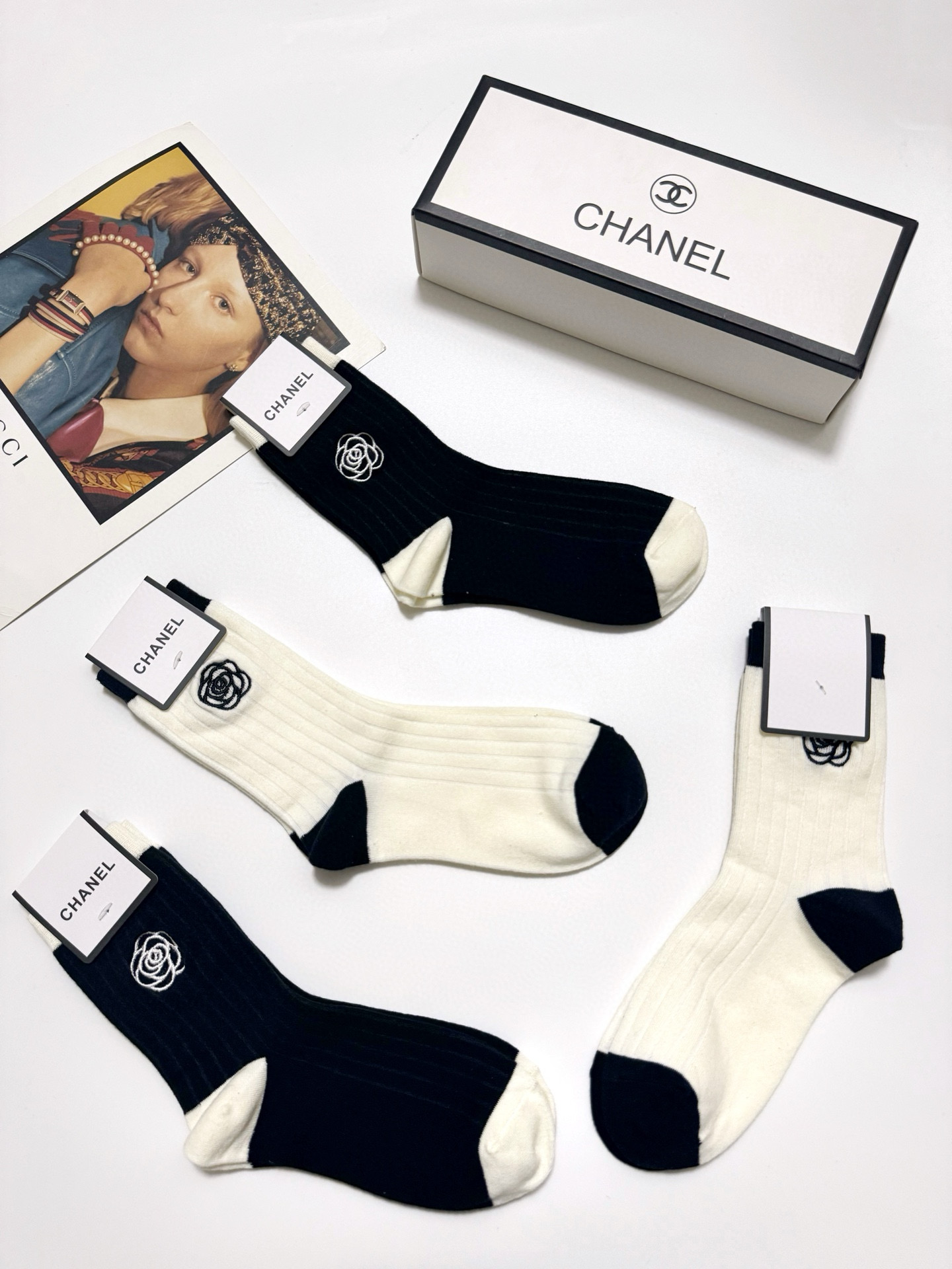  配包装
🌟【一盒4 双】
 🌟Chanel 香奈儿 经典山茶花刺绣 logo纯棉 中筒袜  ins超火