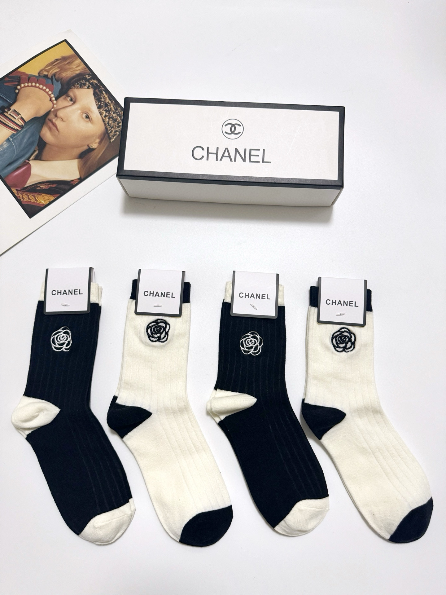  配包装
🌟【一盒4 双】
 🌟Chanel 香奈儿 经典山茶花刺绣 logo纯棉 中筒袜  ins超火
