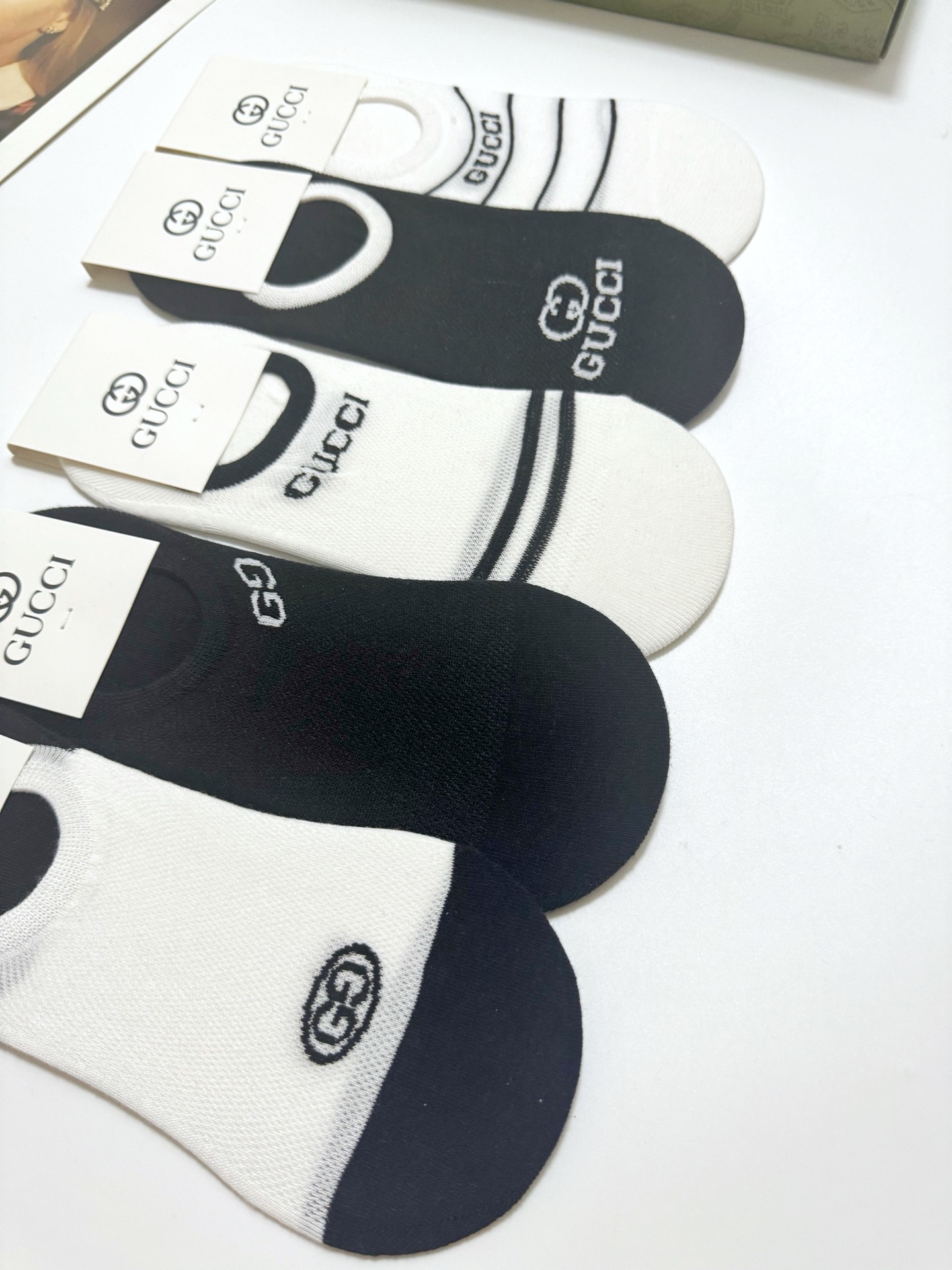  配包装
🌟【一盒5 双】
🌟Gucci 古琦 经典字母 logo 纯棉 网眼透气船袜  ！超级软糯亲肤