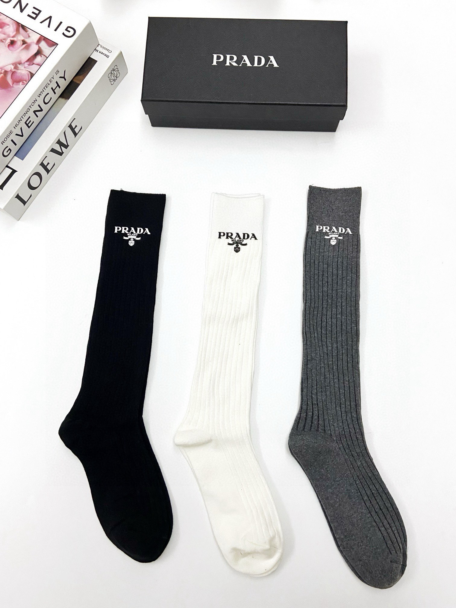  配包装
🌟【一盒一双】
🌟 Prada 普拉达 爆款经典字母 长筒袜 小腿袜。双针针织材质，超完美结合