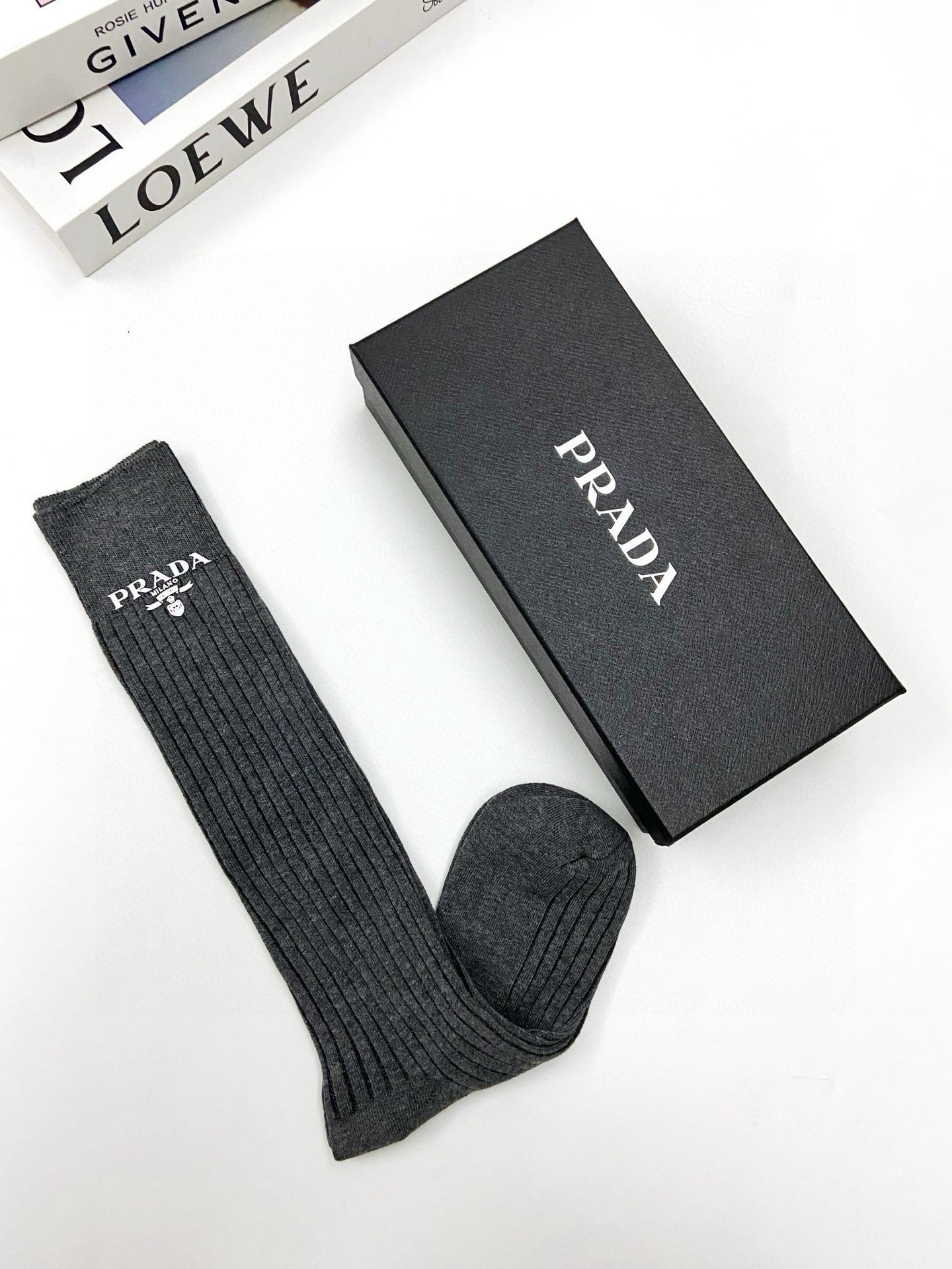  配包装
🌟【一盒一双】
🌟 Prada 普拉达 爆款经典字母 长筒袜 小腿袜。双针针织材质，超完美结合