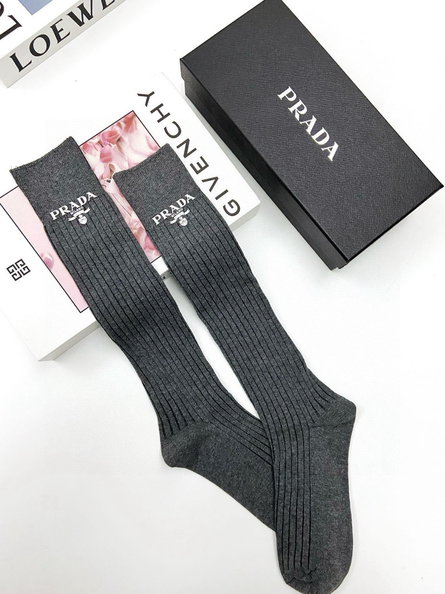  配包装
🌟【一盒一双】
🌟 Prada 普拉达 爆款经典字母 长筒袜 小腿袜。双针针织材质，超完美结合