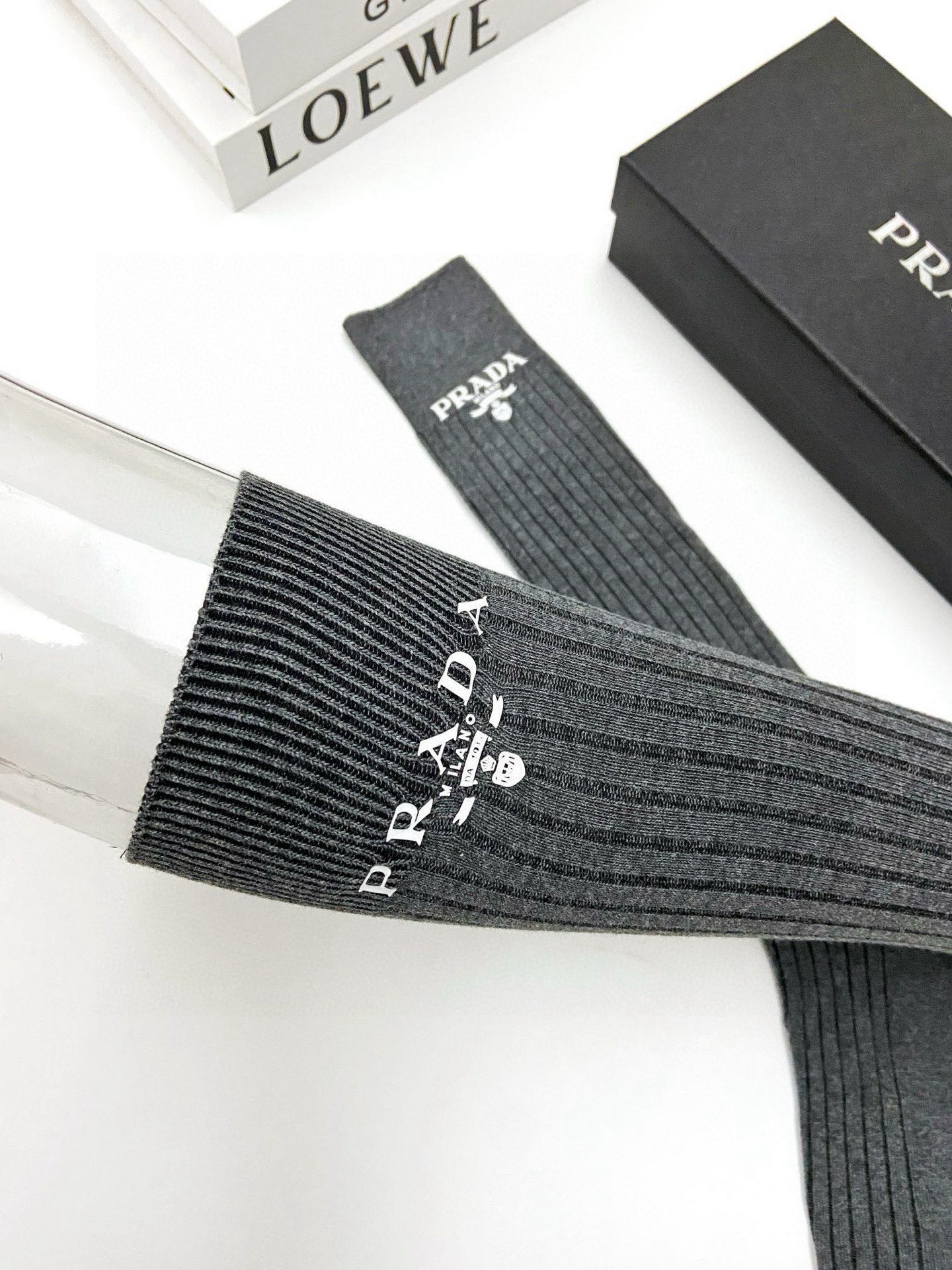  配包装
🌟【一盒一双】
🌟 Prada 普拉达 爆款经典字母 长筒袜 小腿袜。双针针织材质，超完美结合