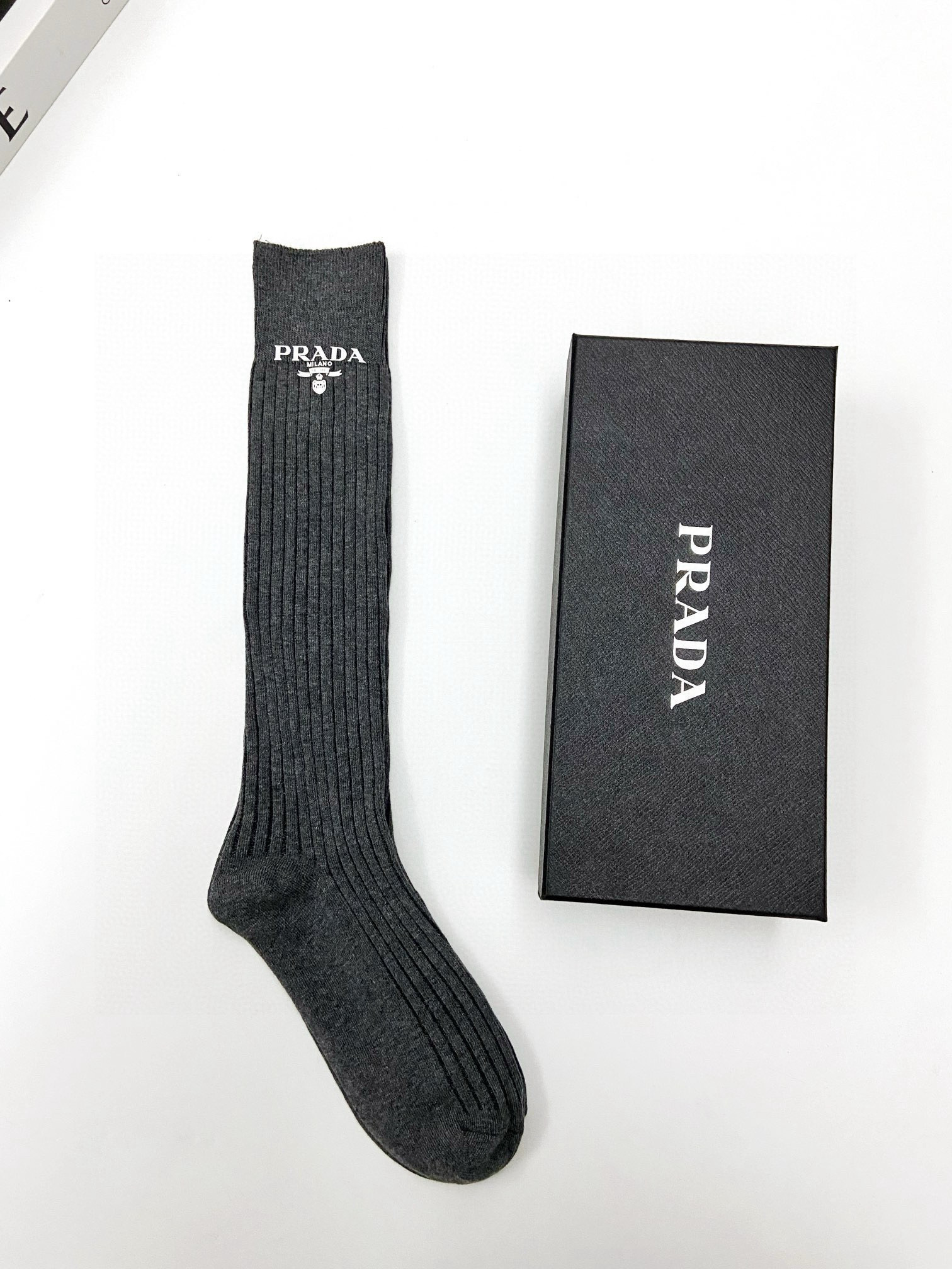  配包装
🌟【一盒一双】
🌟 Prada 普拉达 爆款经典字母 长筒袜 小腿袜。双针针织材质，超完美结合