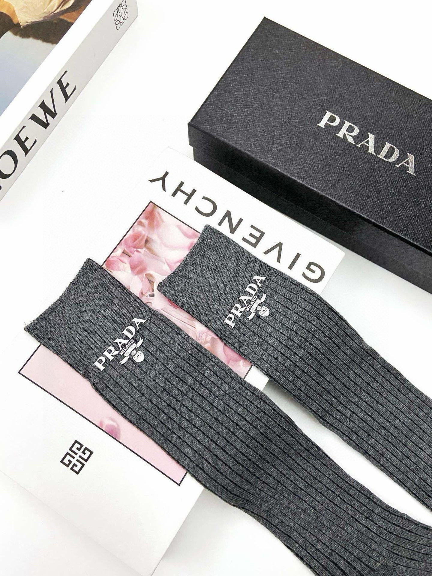  配包装
🌟【一盒一双】
🌟 Prada 普拉达 爆款经典字母 长筒袜 小腿袜。双针针织材质，超完美结合