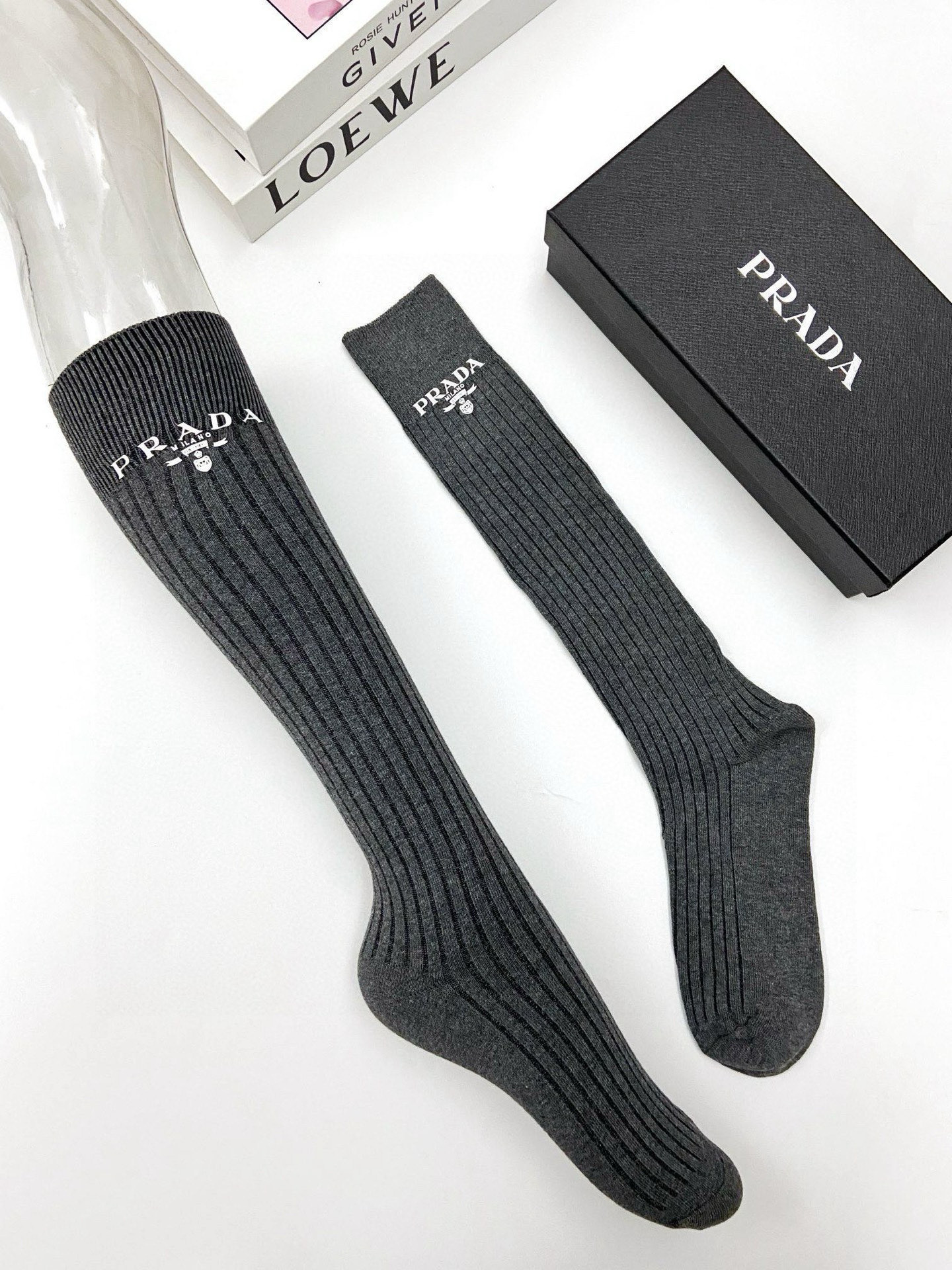  配包装
🌟【一盒一双】
🌟 Prada 普拉达 爆款经典字母 长筒袜 小腿袜。双针针织材质，超完美结合