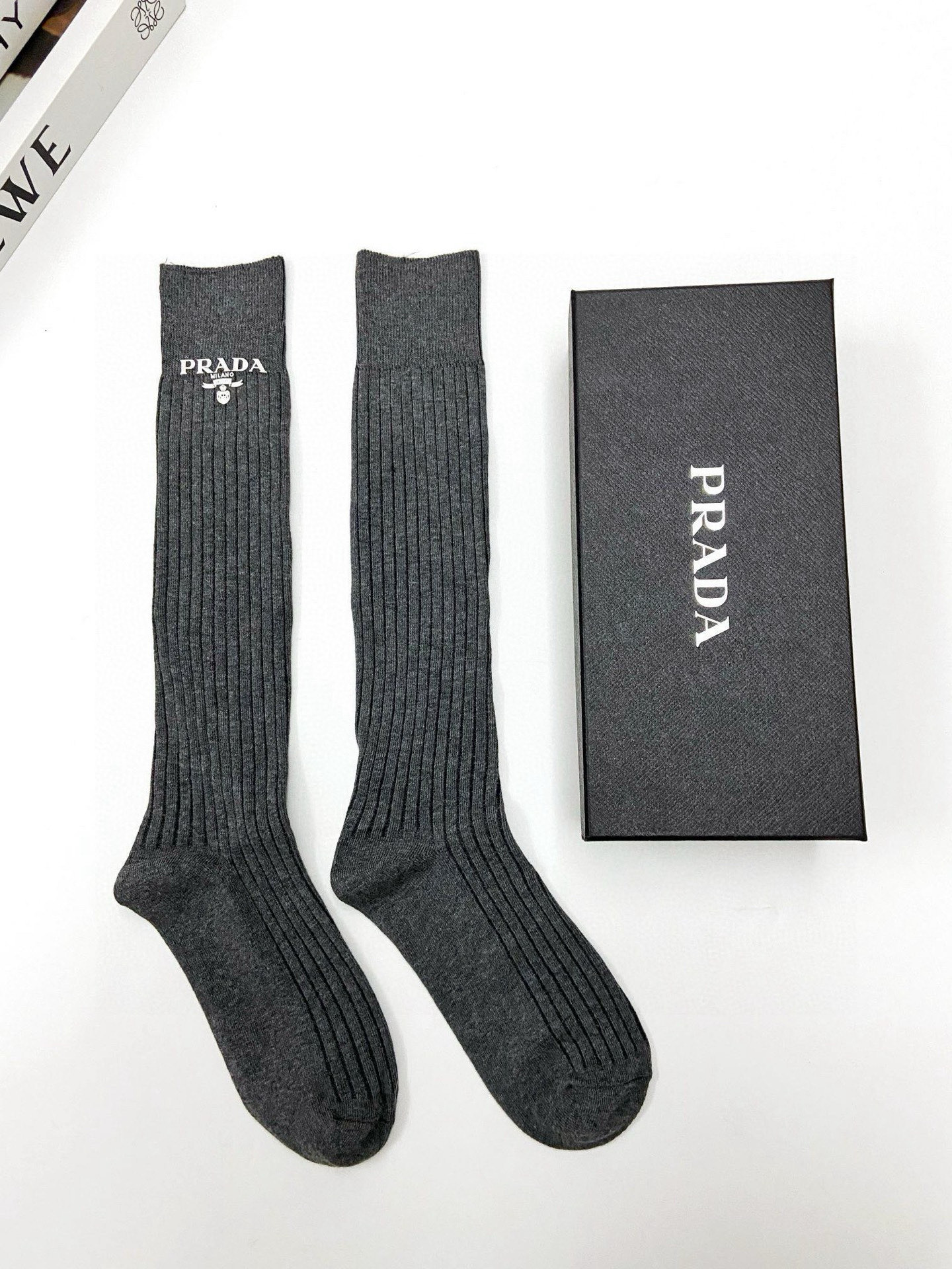  配包装
🌟【一盒一双】
🌟 Prada 普拉达 爆款经典字母 长筒袜 小腿袜。双针针织材质，超完美结合