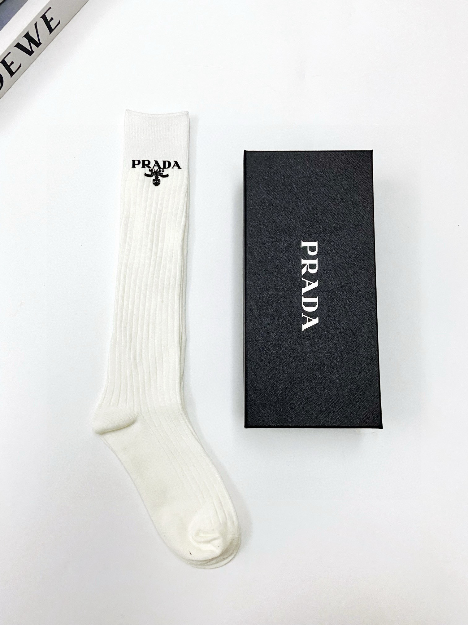  配包装
🌟【一盒一双】
🌟 Prada 普拉达 爆款经典字母 长筒袜 小腿袜。双针针织材质，超完美结合