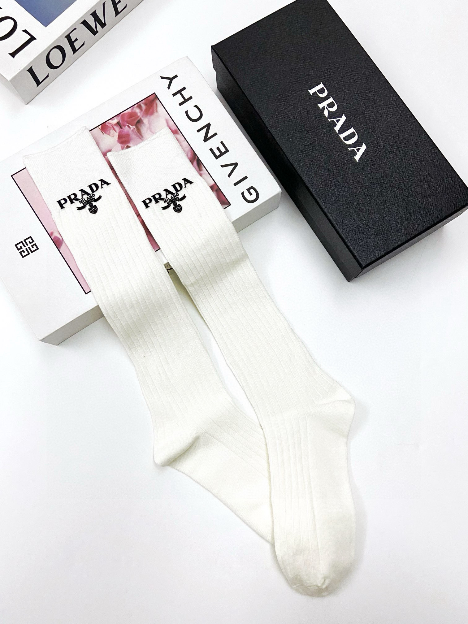  配包装
🌟【一盒一双】
🌟 Prada 普拉达 爆款经典字母 长筒袜 小腿袜。双针针织材质，超完美结合