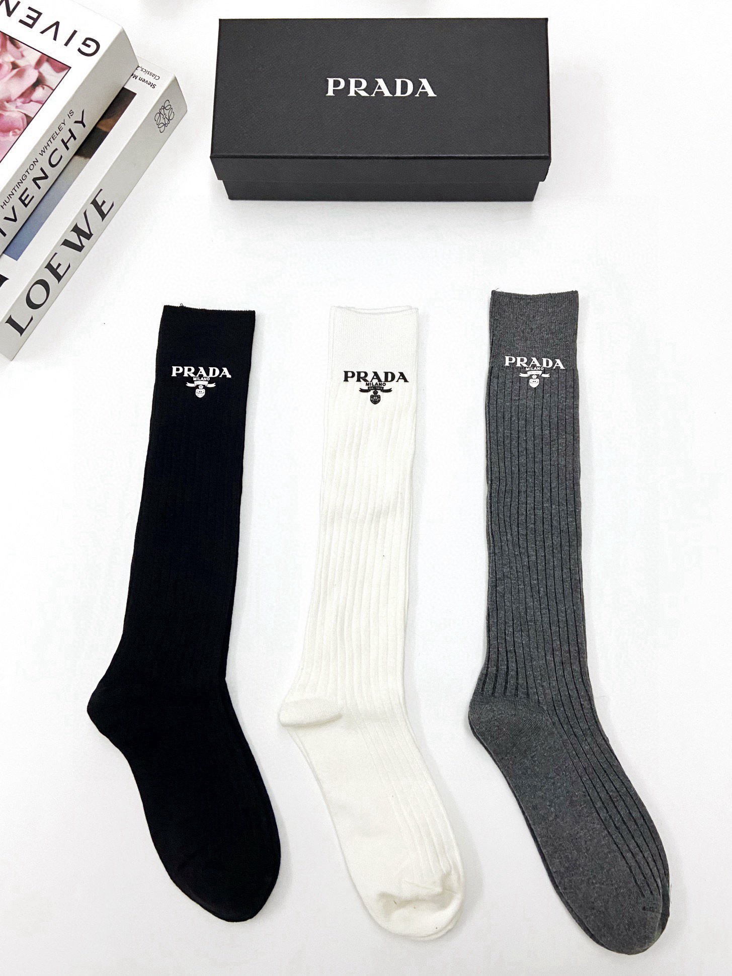  配包装
🌟【一盒一双】
🌟 Prada 普拉达 爆款经典字母 长筒袜 小腿袜。双针针织材质，超完美结合