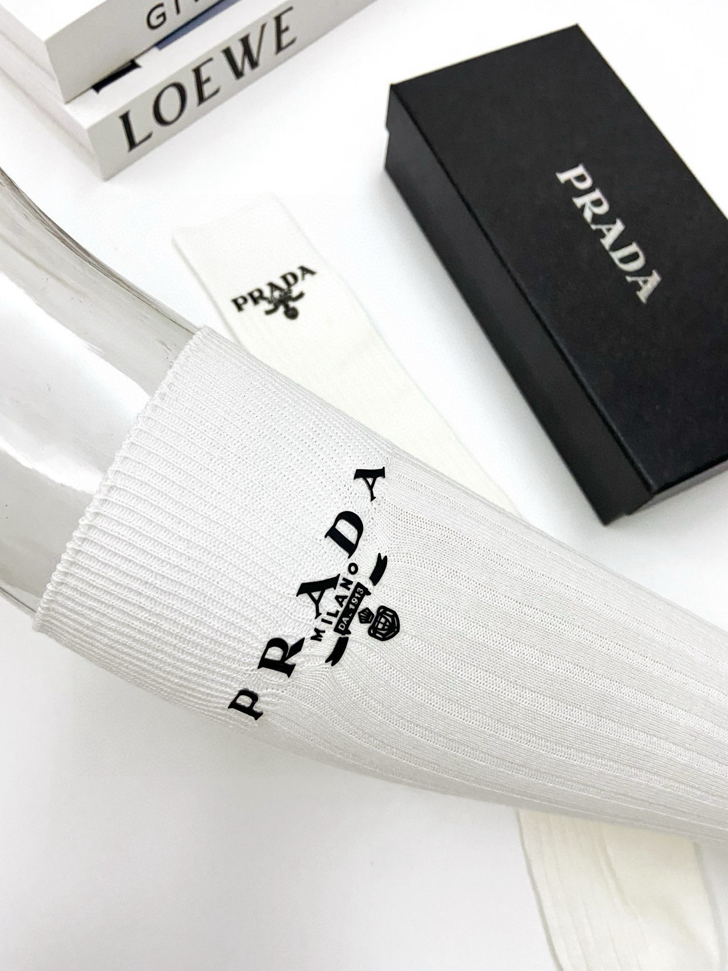  配包装
🌟【一盒一双】
🌟 Prada 普拉达 爆款经典字母 长筒袜 小腿袜。双针针织材质，超完美结合