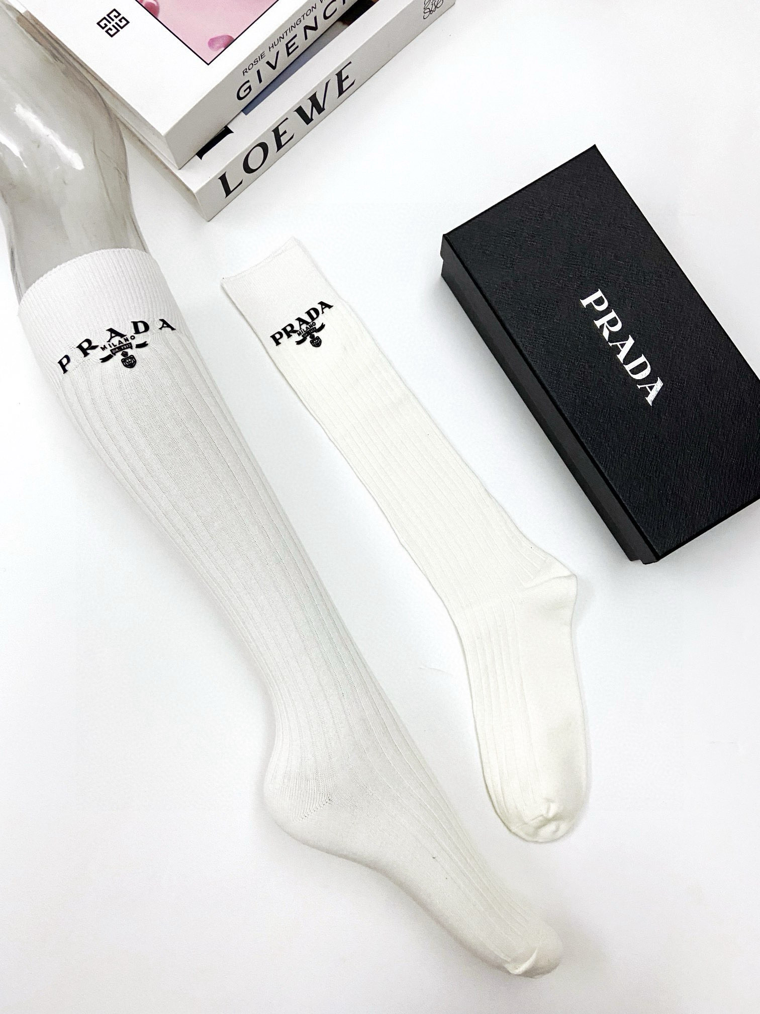  配包装
🌟【一盒一双】
🌟 Prada 普拉达 爆款经典字母 长筒袜 小腿袜。双针针织材质，超完美结合