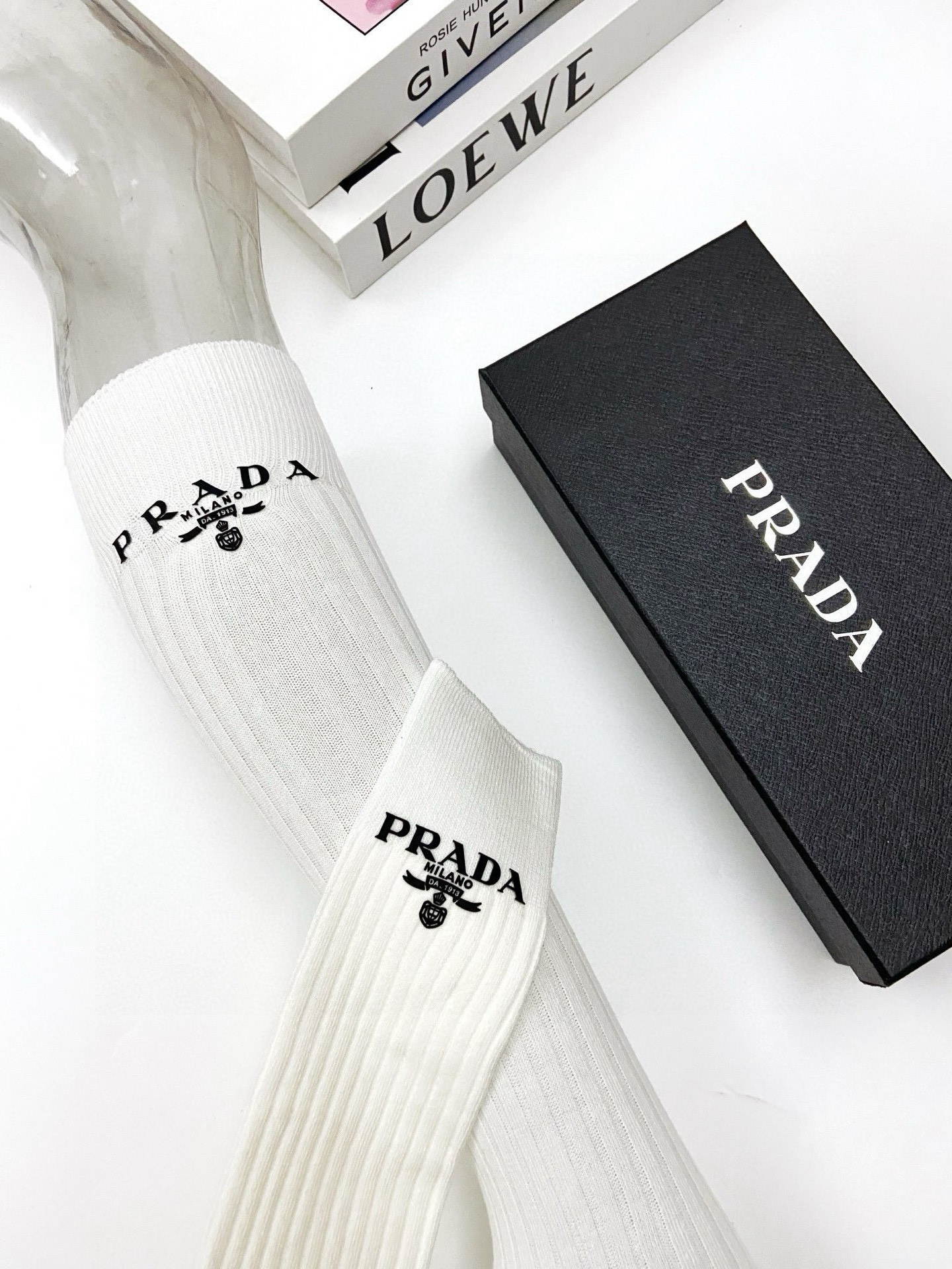  配包装
🌟【一盒一双】
🌟 Prada 普拉达 爆款经典字母 长筒袜 小腿袜。双针针织材质，超完美结合