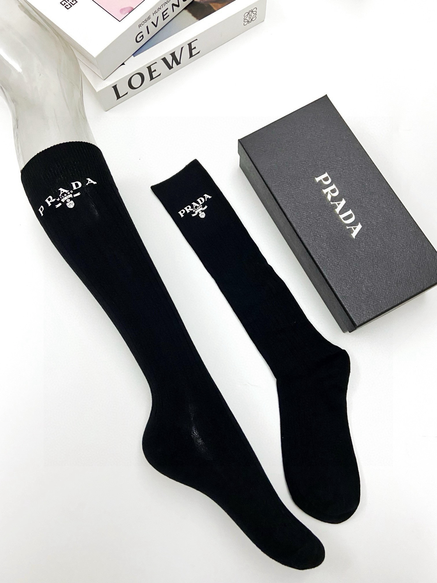  配包装
🌟【一盒一双】
🌟 Prada 普拉达 爆款经典字母 长筒袜 小腿袜。双针针织材质，超完美结合
