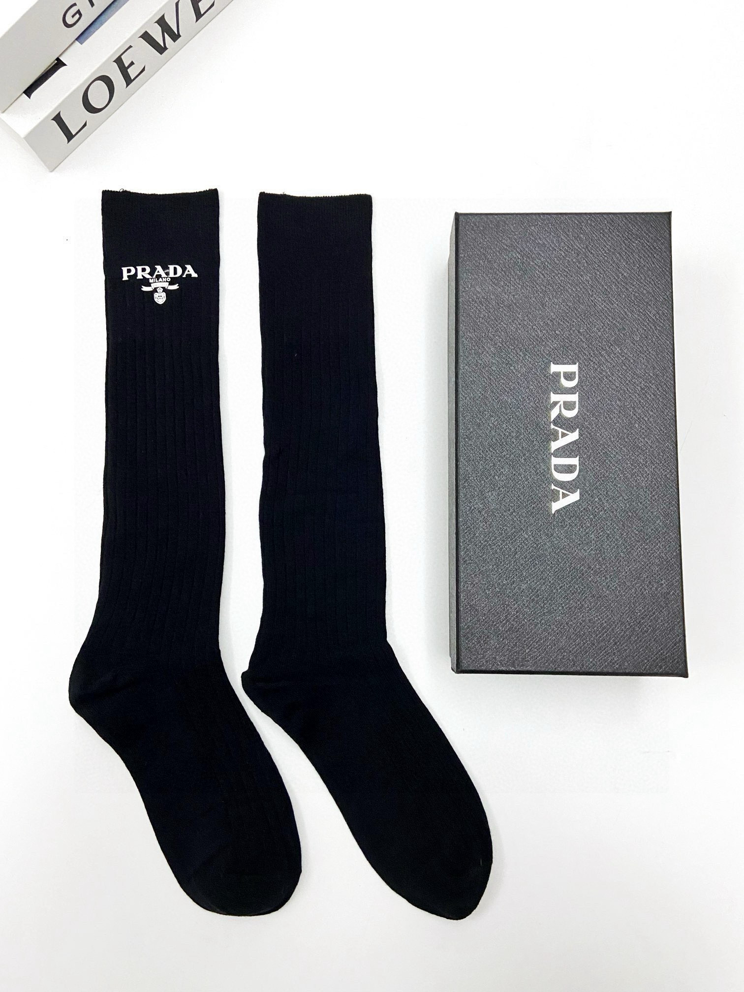 配包装
🌟【一盒一双】
🌟 Prada 普拉达 爆款经典字母 长筒袜 小腿袜。双针针织材质，超完美结合
