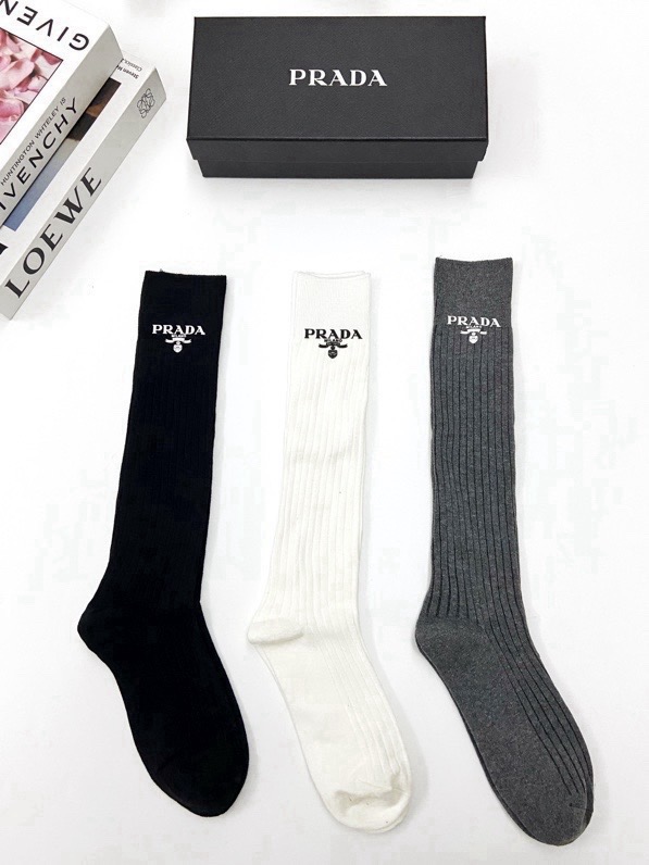  配包装
🌟【一盒一双】
🌟 Prada 普拉达 爆款经典字母 长筒袜 小腿袜。双针针织材质，超完美结合