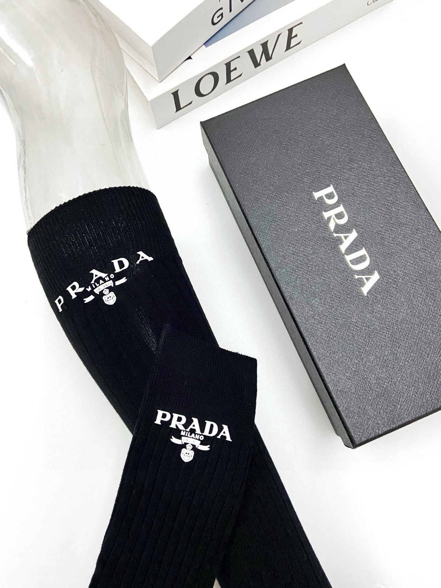  配包装
🌟【一盒一双】
🌟 Prada 普拉达 爆款经典字母 长筒袜 小腿袜。双针针织材质，超完美结合