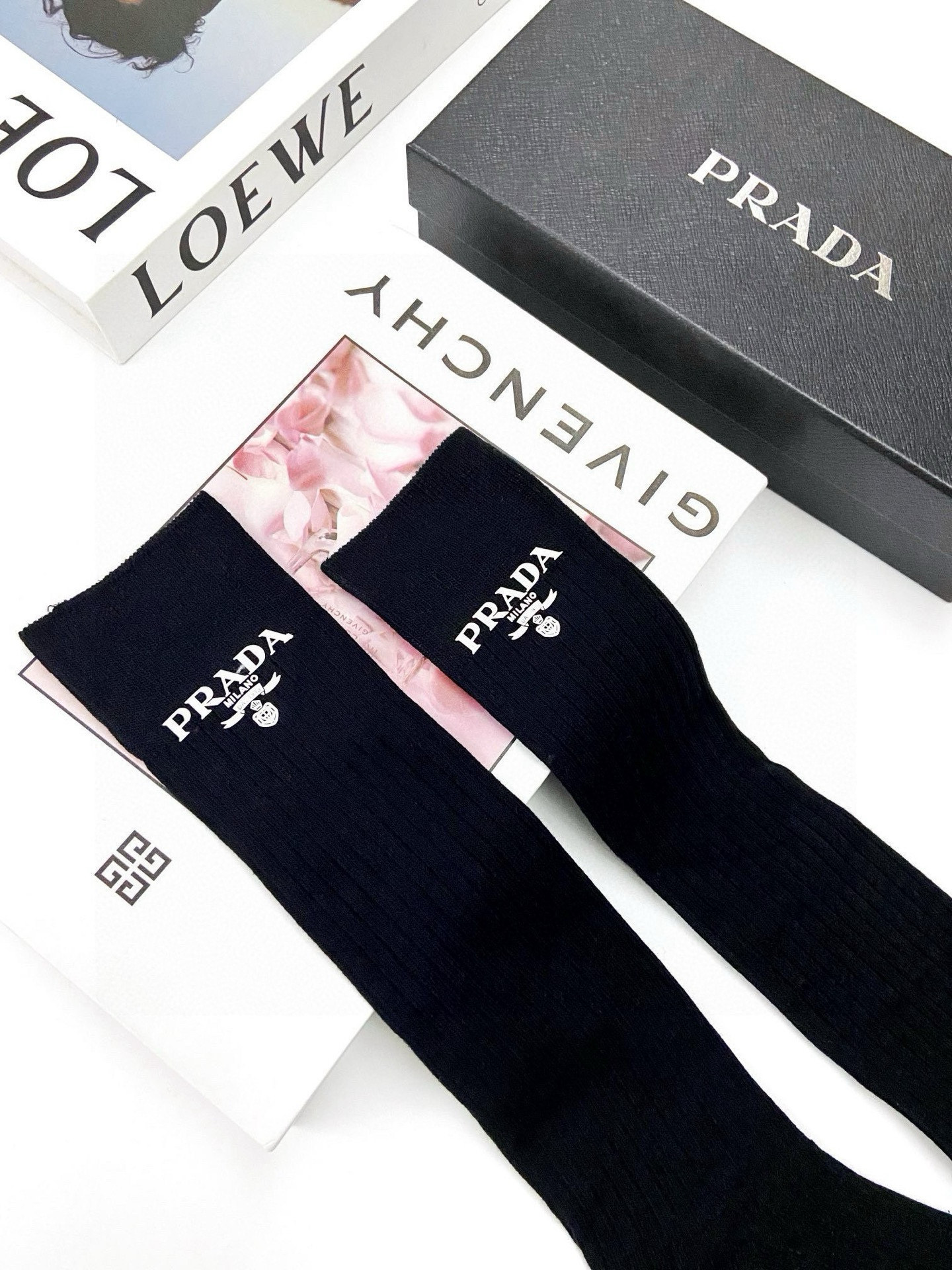  配包装
🌟【一盒一双】
🌟 Prada 普拉达 爆款经典字母 长筒袜 小腿袜。双针针织材质，超完美结合