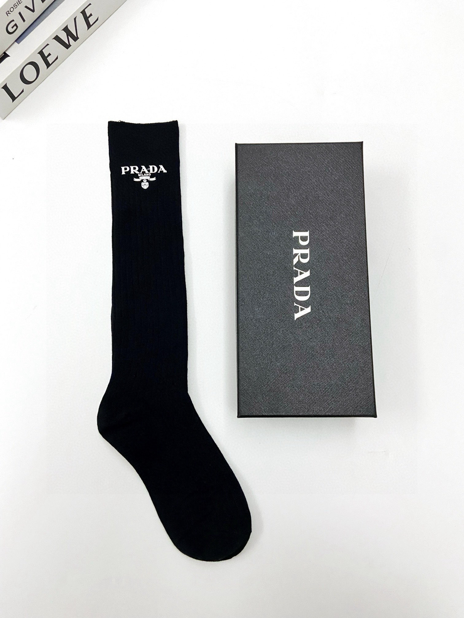  配包装
🌟【一盒一双】
🌟 Prada 普拉达 爆款经典字母 长筒袜 小腿袜。双针针织材质，超完美结合