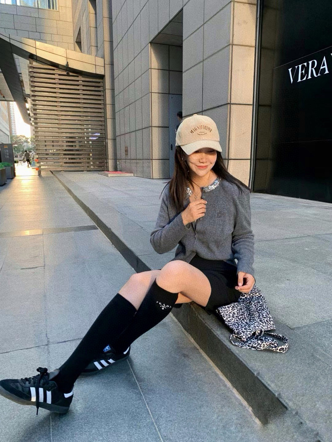  配包装
🌟【一盒一双】
🌟 Prada 普拉达 爆款经典字母 长筒袜 小腿袜。双针针织材质，超完美结合