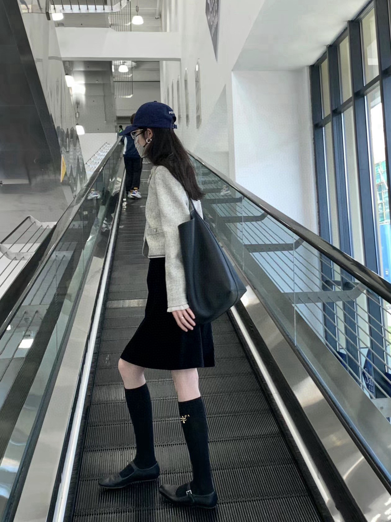  配包装
🌟【一盒一双】
🌟 Prada 普拉达 爆款经典字母 长筒袜 小腿袜。双针针织材质，超完美结合