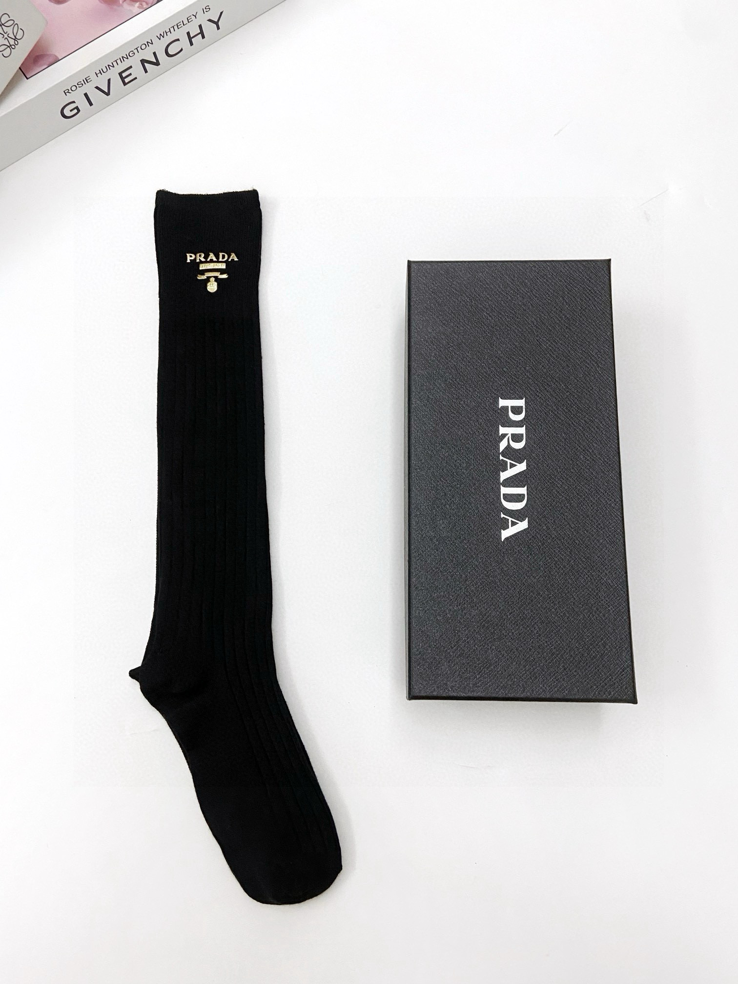  配包装
🌟【一盒一双】
🌟 Prada 普拉达 爆款经典字母 长筒袜 小腿袜。双针针织材质，超完美结合