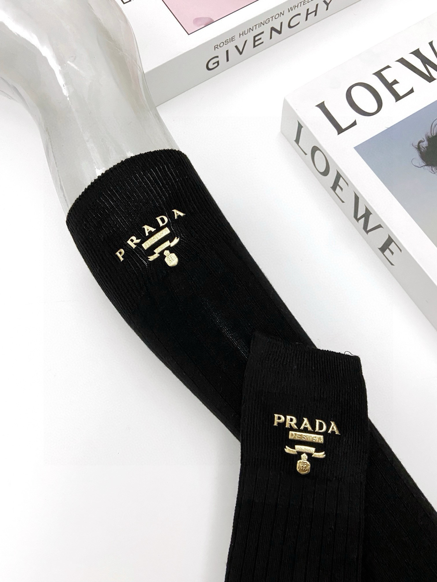  配包装
🌟【一盒一双】
🌟 Prada 普拉达 爆款经典字母 长筒袜 小腿袜。双针针织材质，超完美结合