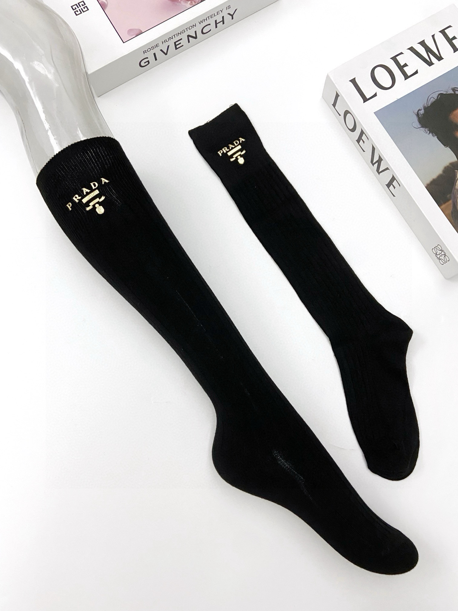  配包装
🌟【一盒一双】
🌟 Prada 普拉达 爆款经典字母 长筒袜 小腿袜。双针针织材质，超完美结合