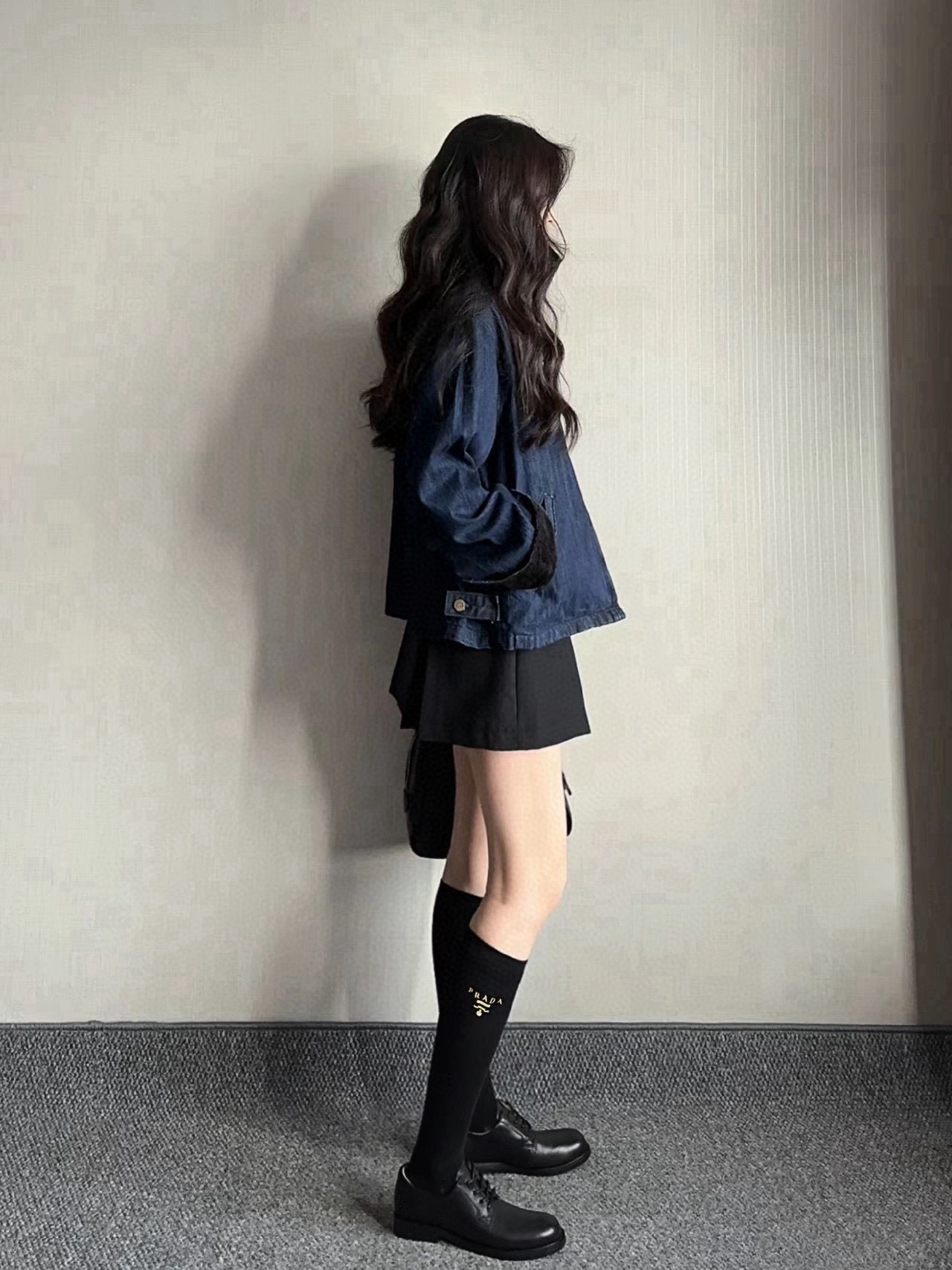  配包装
🌟【一盒一双】
🌟 Prada 普拉达 爆款经典字母 长筒袜 小腿袜。双针针织材质，超完美结合