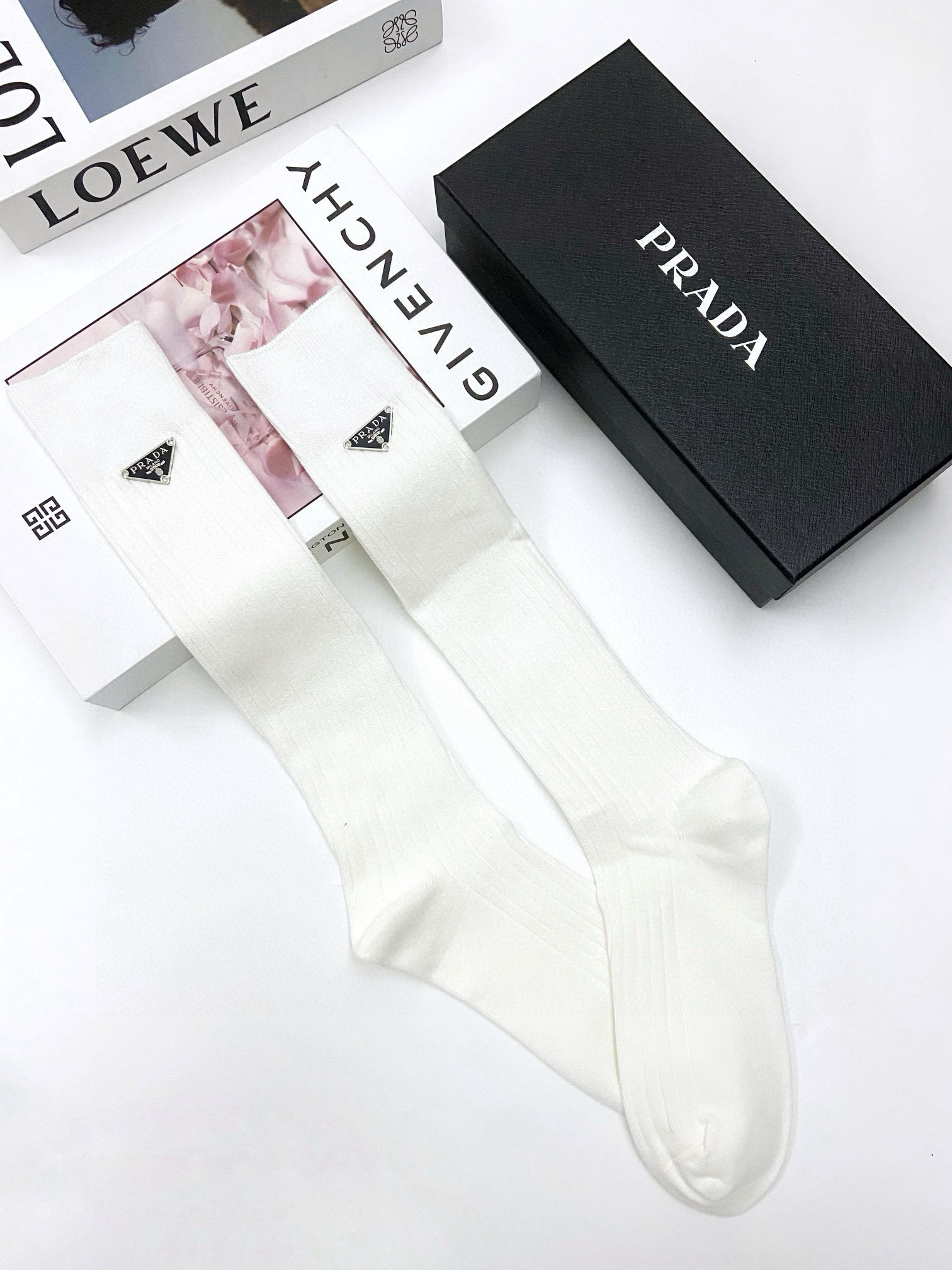  配包装
🌟【一盒一双】
🌟 Prada 普拉达 爆款经典字母 长筒袜 小腿袜。双针针织材质，超完美结合