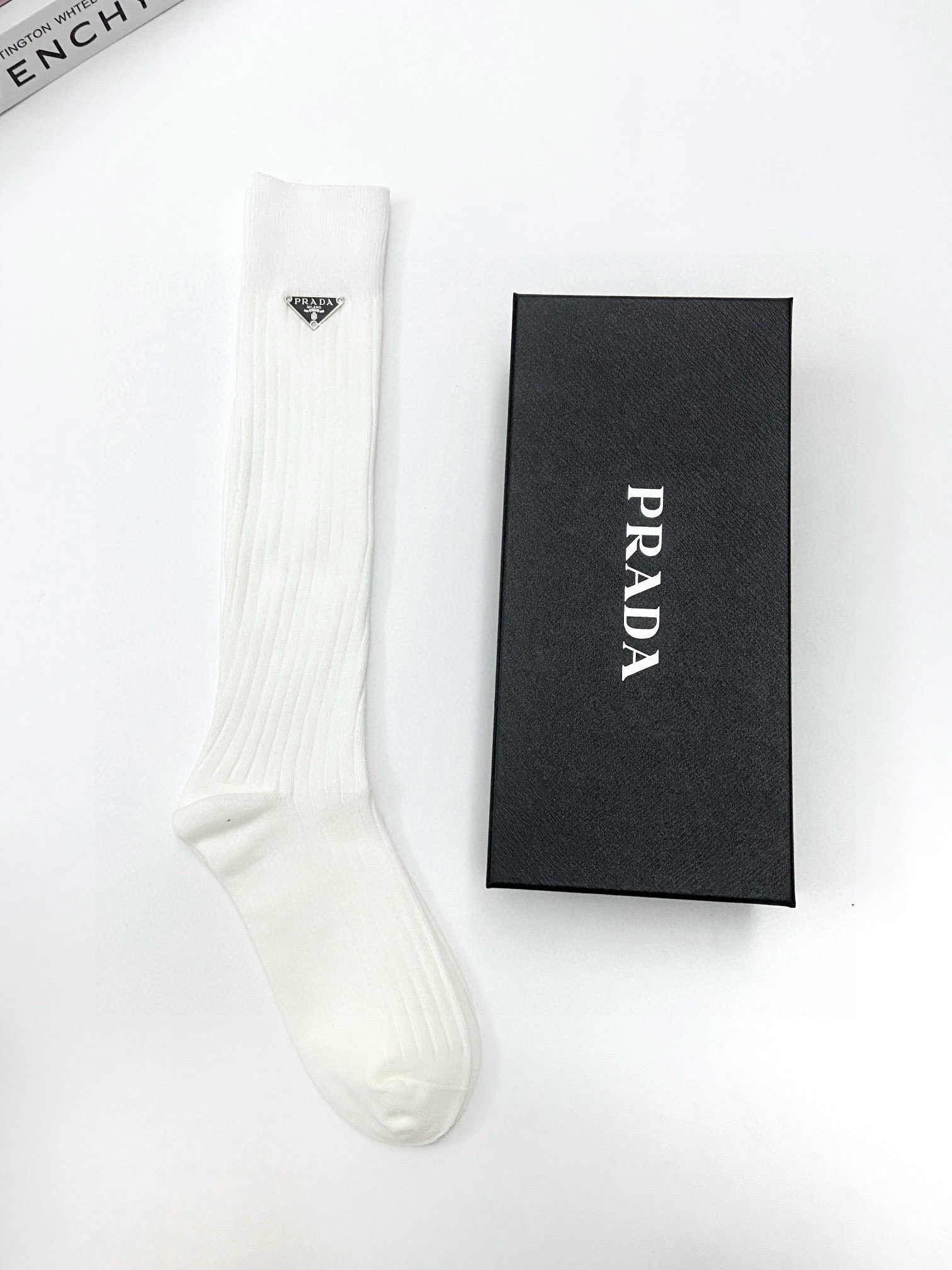 配包装
🌟【一盒一双】
🌟 Prada 普拉达 爆款经典字母 长筒袜 小腿袜。双针针织材质，超完美结合