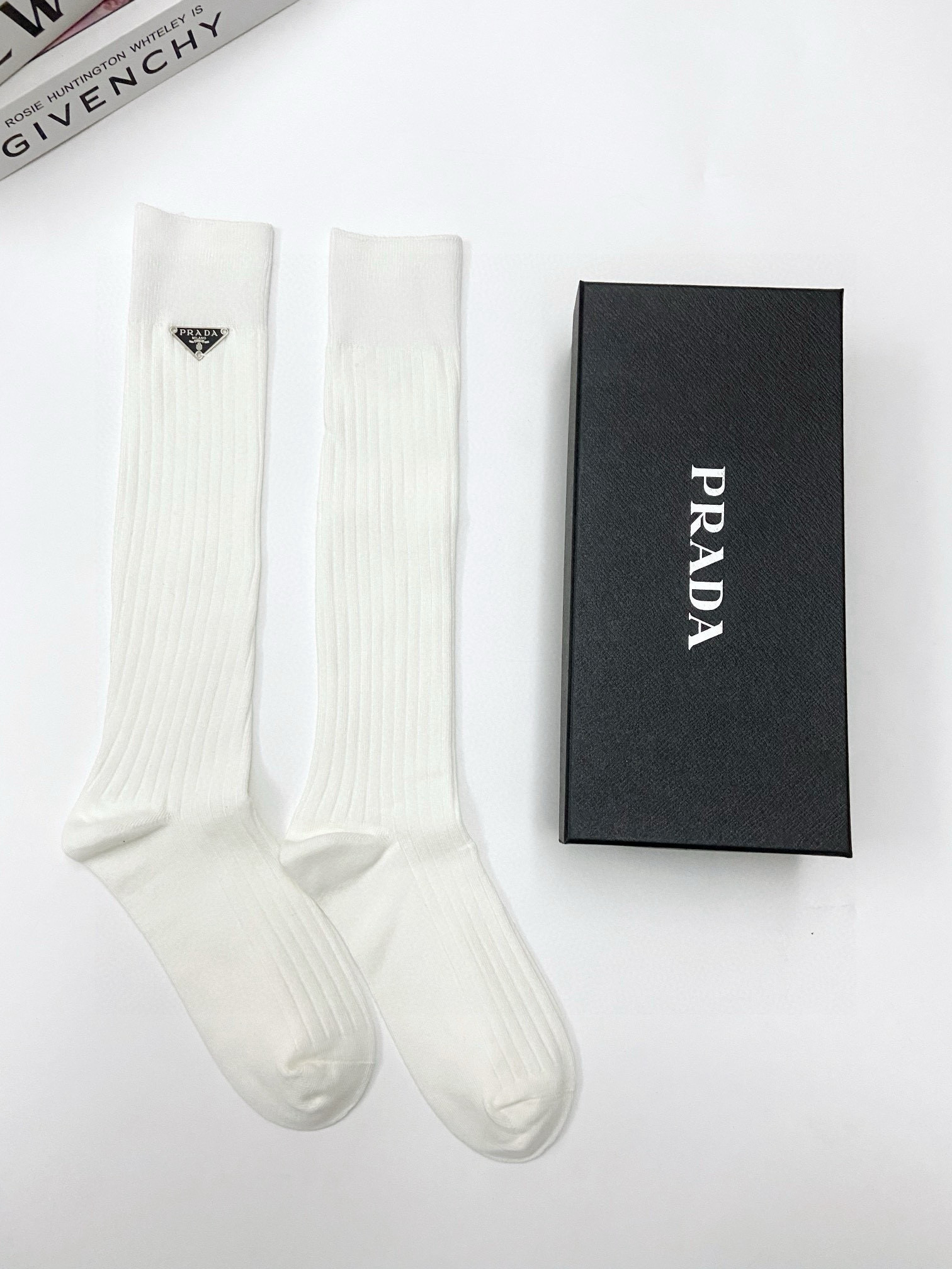  配包装
🌟【一盒一双】
🌟 Prada 普拉达 爆款经典字母 长筒袜 小腿袜。双针针织材质，超完美结合