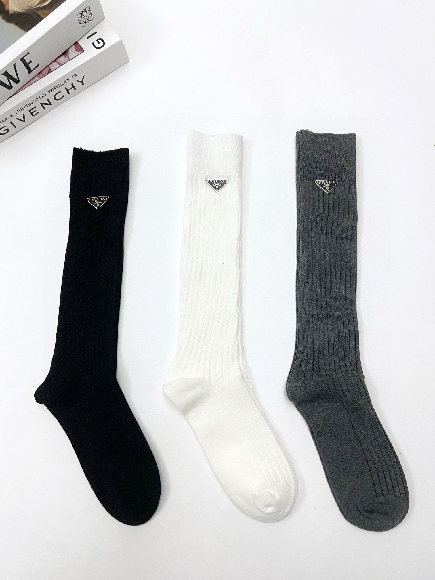  配包装
🌟【一盒一双】
🌟 Prada 普拉达 爆款经典字母 长筒袜 小腿袜。双针针织材质，超完美结合