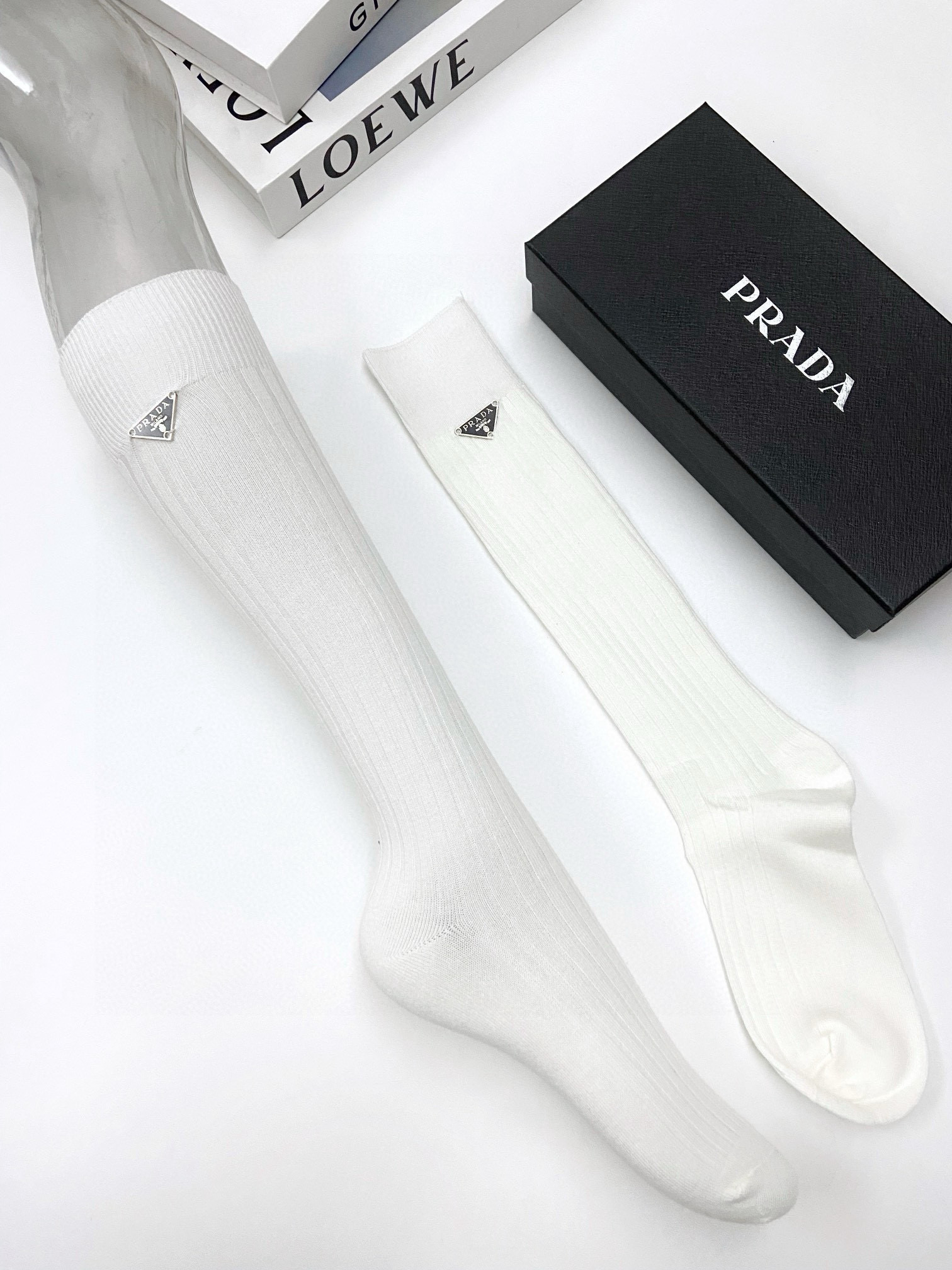  配包装
🌟【一盒一双】
🌟 Prada 普拉达 爆款经典字母 长筒袜 小腿袜。双针针织材质，超完美结合