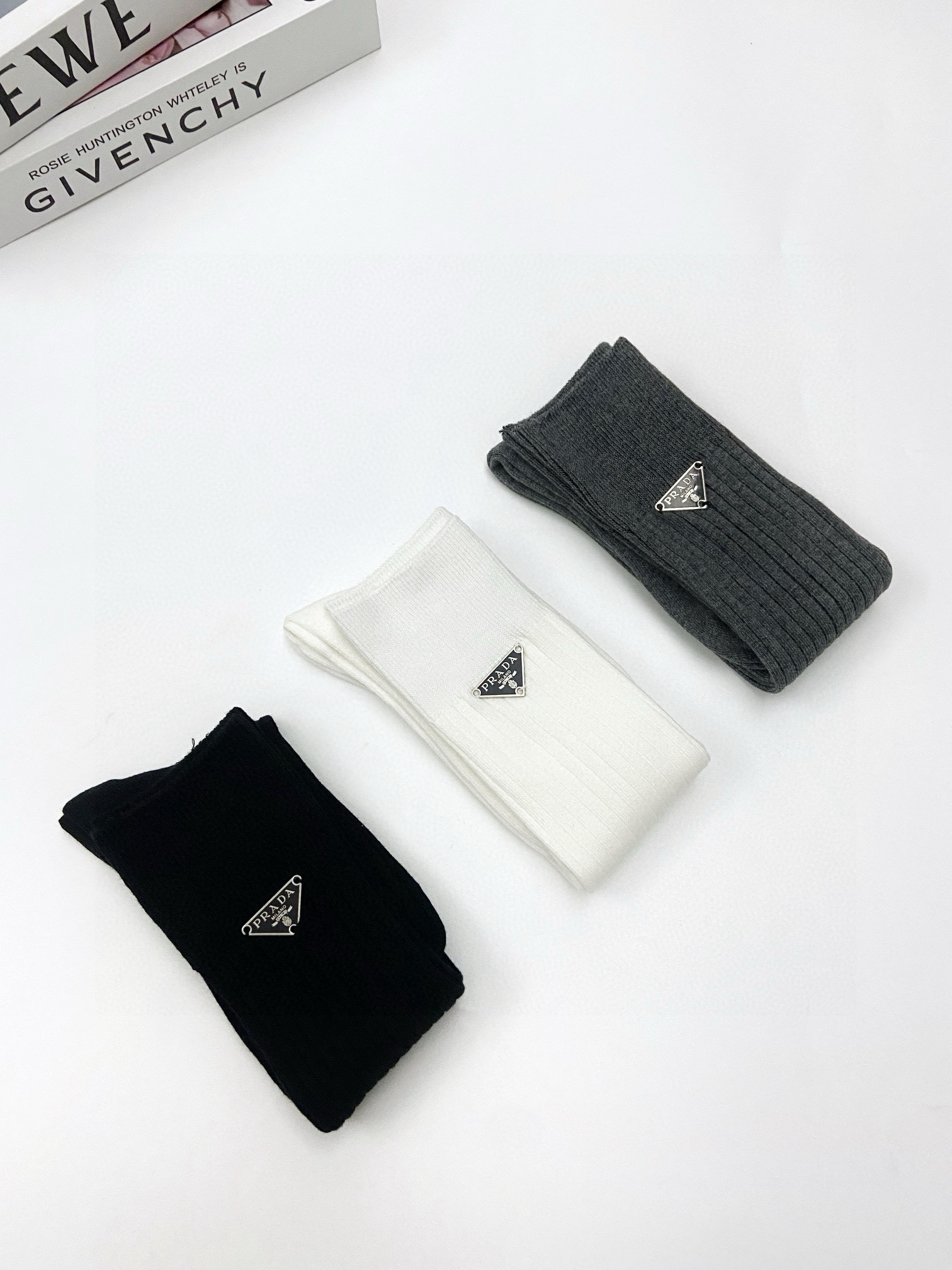  配包装
🌟【一盒一双】
🌟 Prada 普拉达 爆款经典字母 长筒袜 小腿袜。双针针织材质，超完美结合