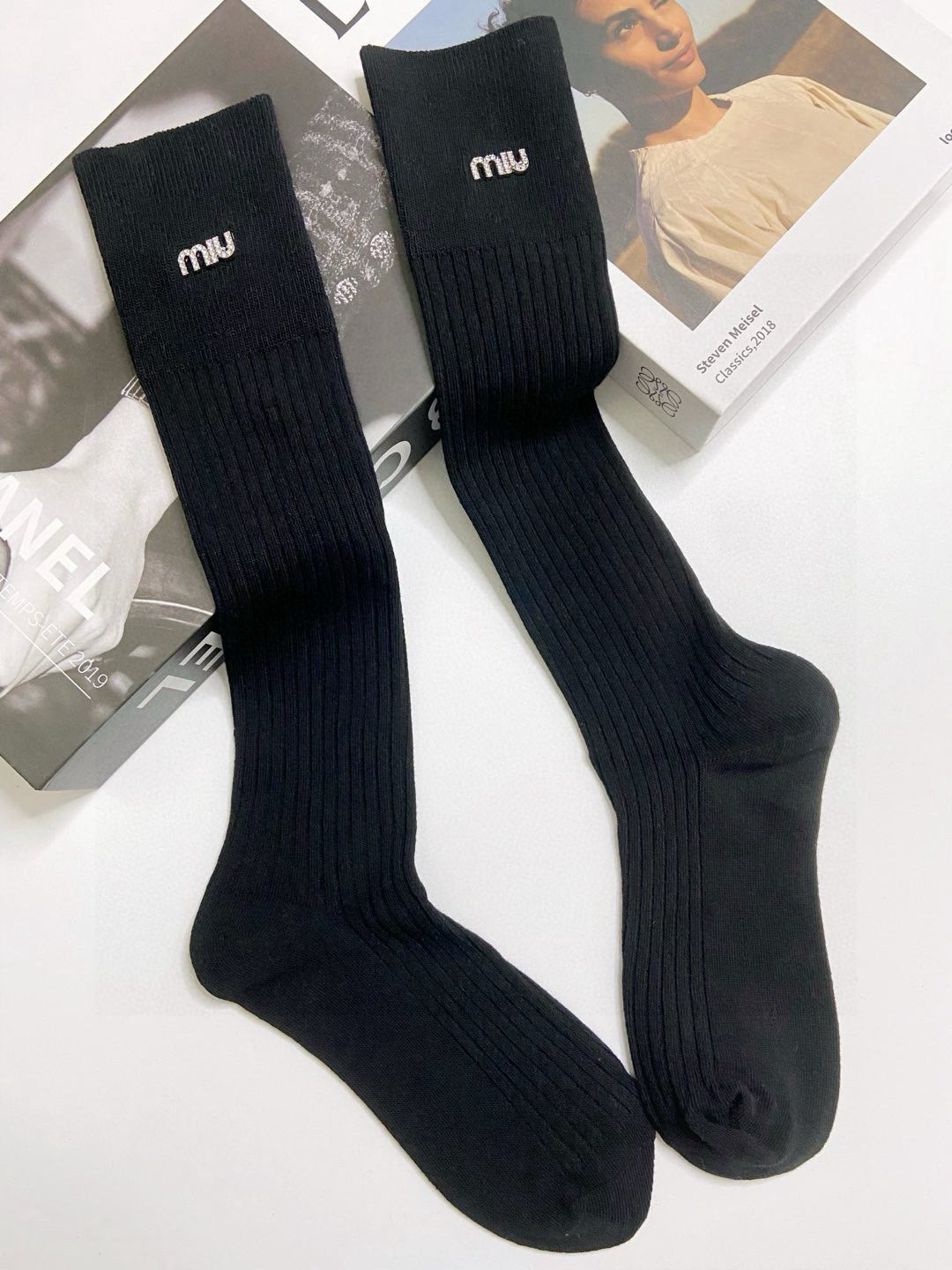  配包装
🌟【一盒一双】
🌟Miumiu 缪缪 经典字母logo纯棉长筒袜 小腿袜 
🌟重工装饰个性时尚