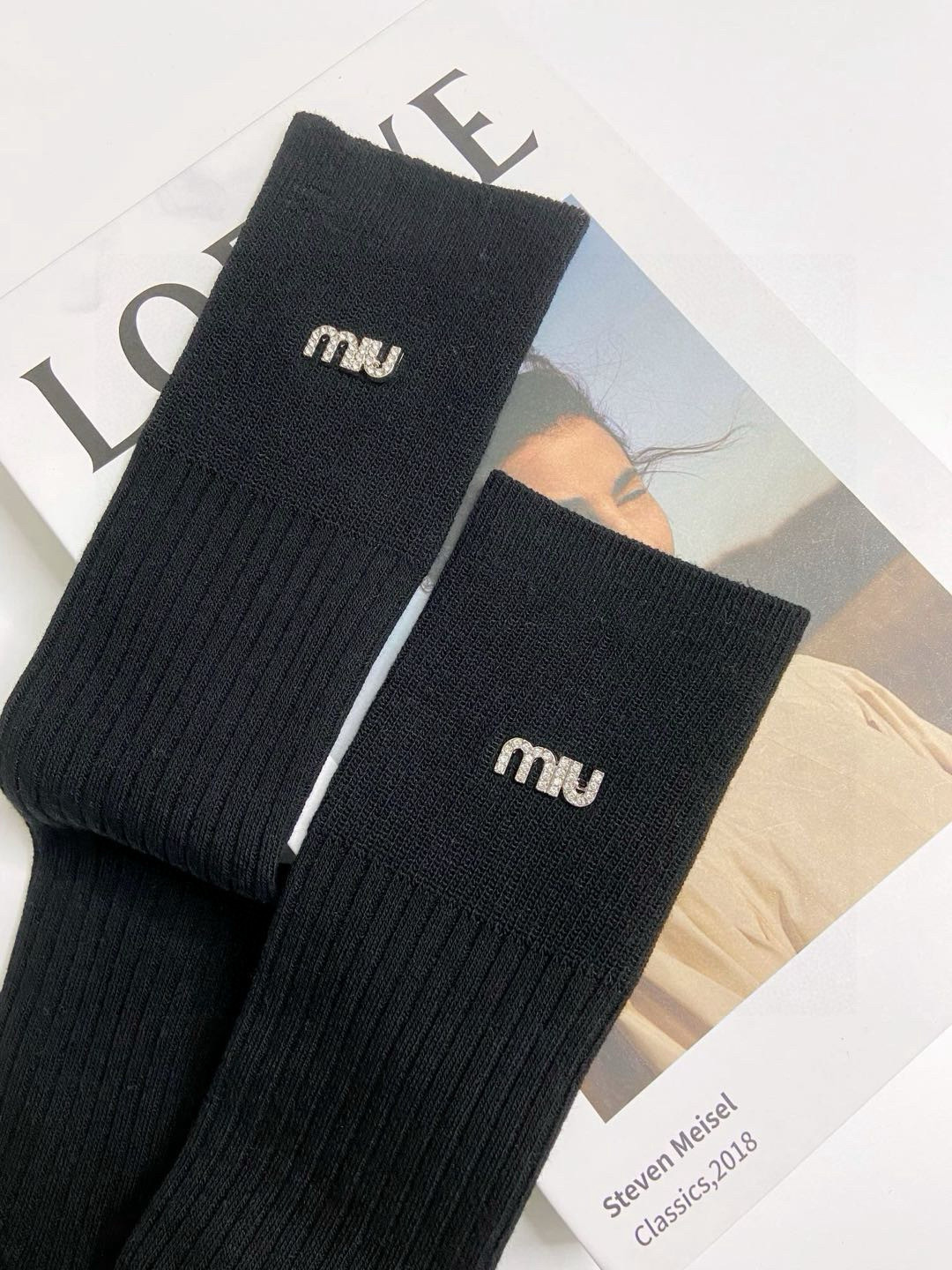  配包装
🌟【一盒一双】
🌟Miumiu 缪缪 经典字母logo纯棉长筒袜 小腿袜 
🌟重工装饰个性时尚