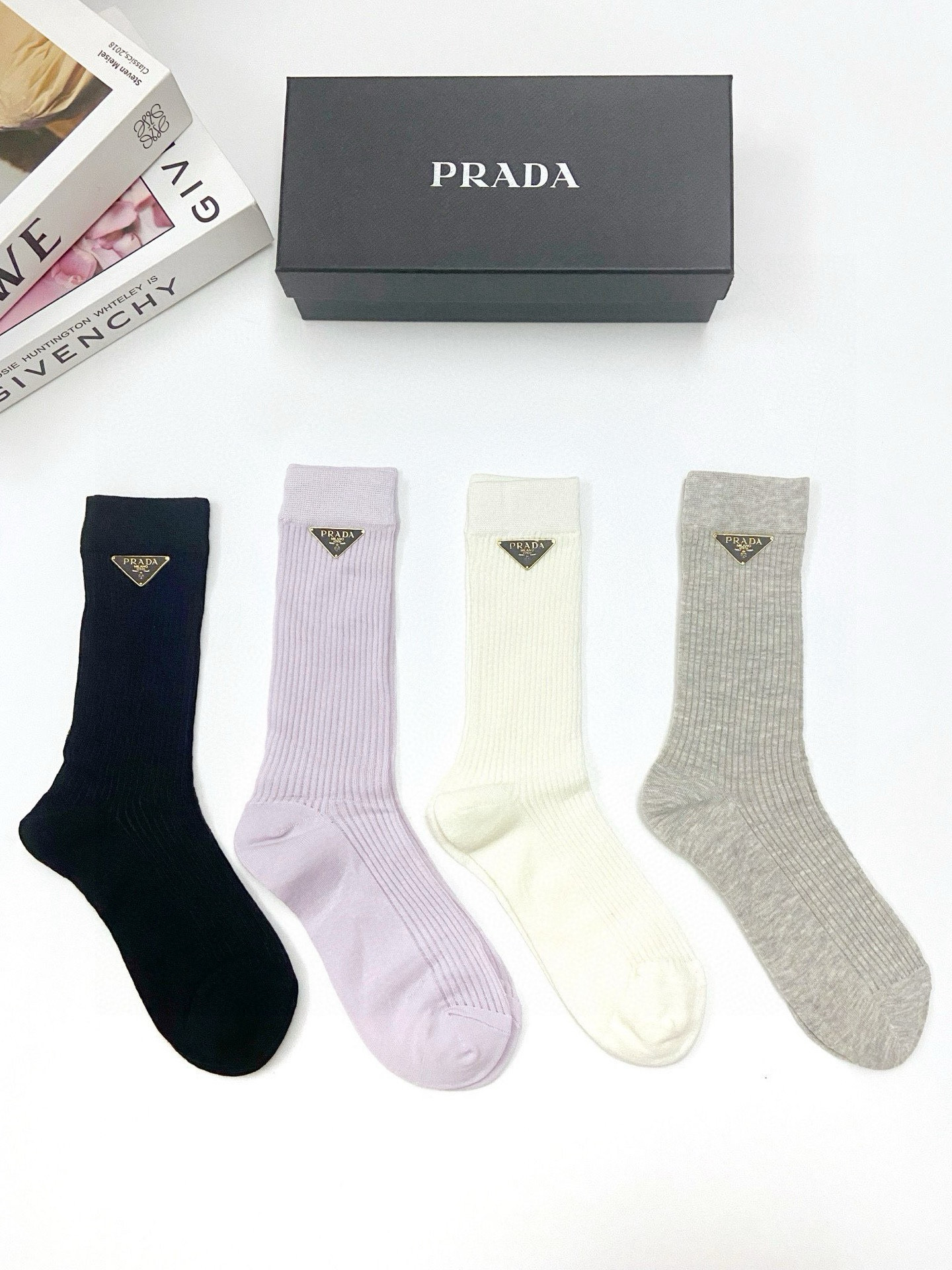  配包装
🌟【一盒4 双】
🌟Prada 普拉达 经典字母logo 超薄无骨中筒袜，纯棉 条纹小腿袜 堆