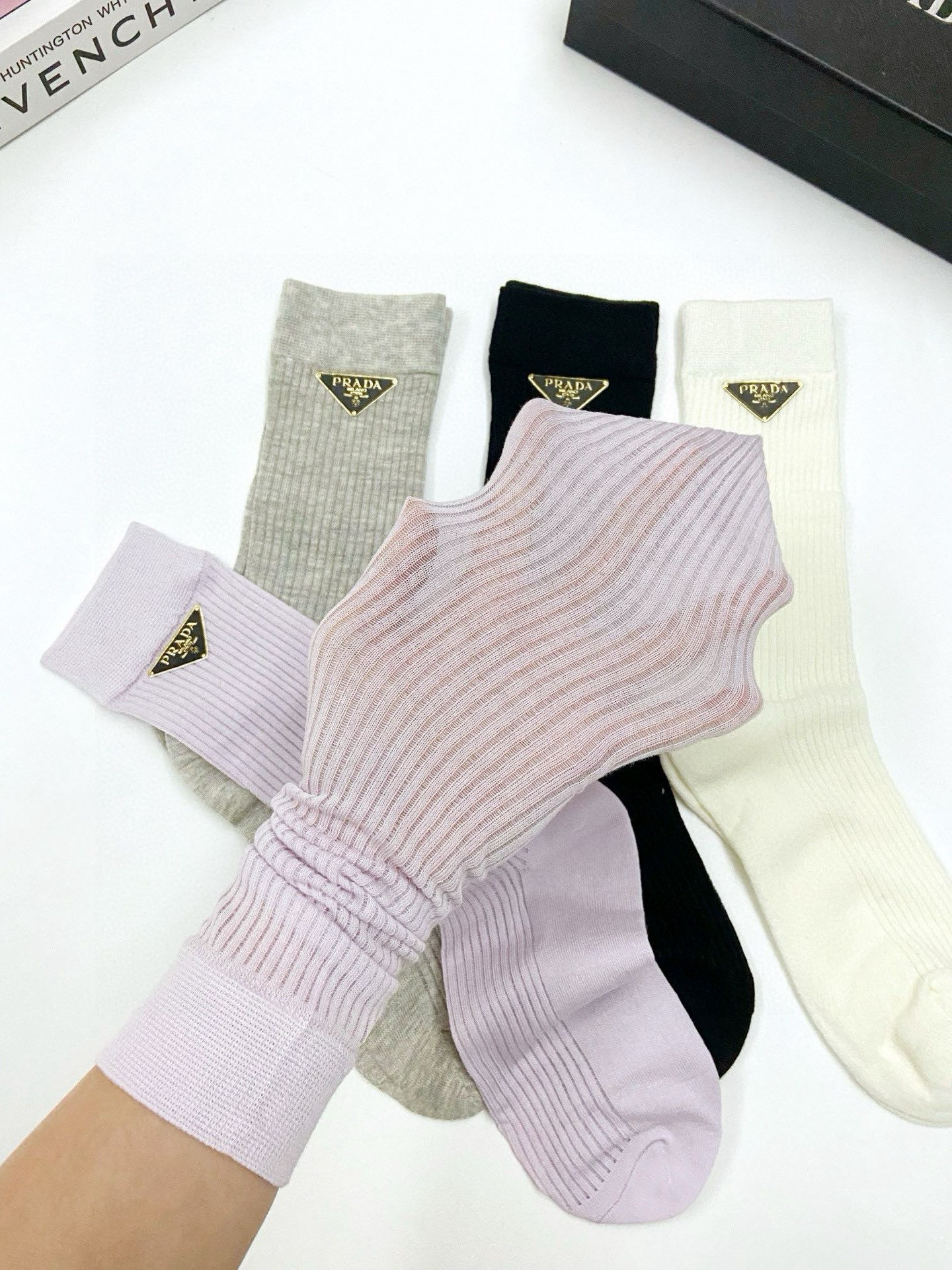  配包装
🌟【一盒4 双】
🌟Prada 普拉达 经典字母logo 超薄无骨中筒袜，纯棉 条纹小腿袜 堆