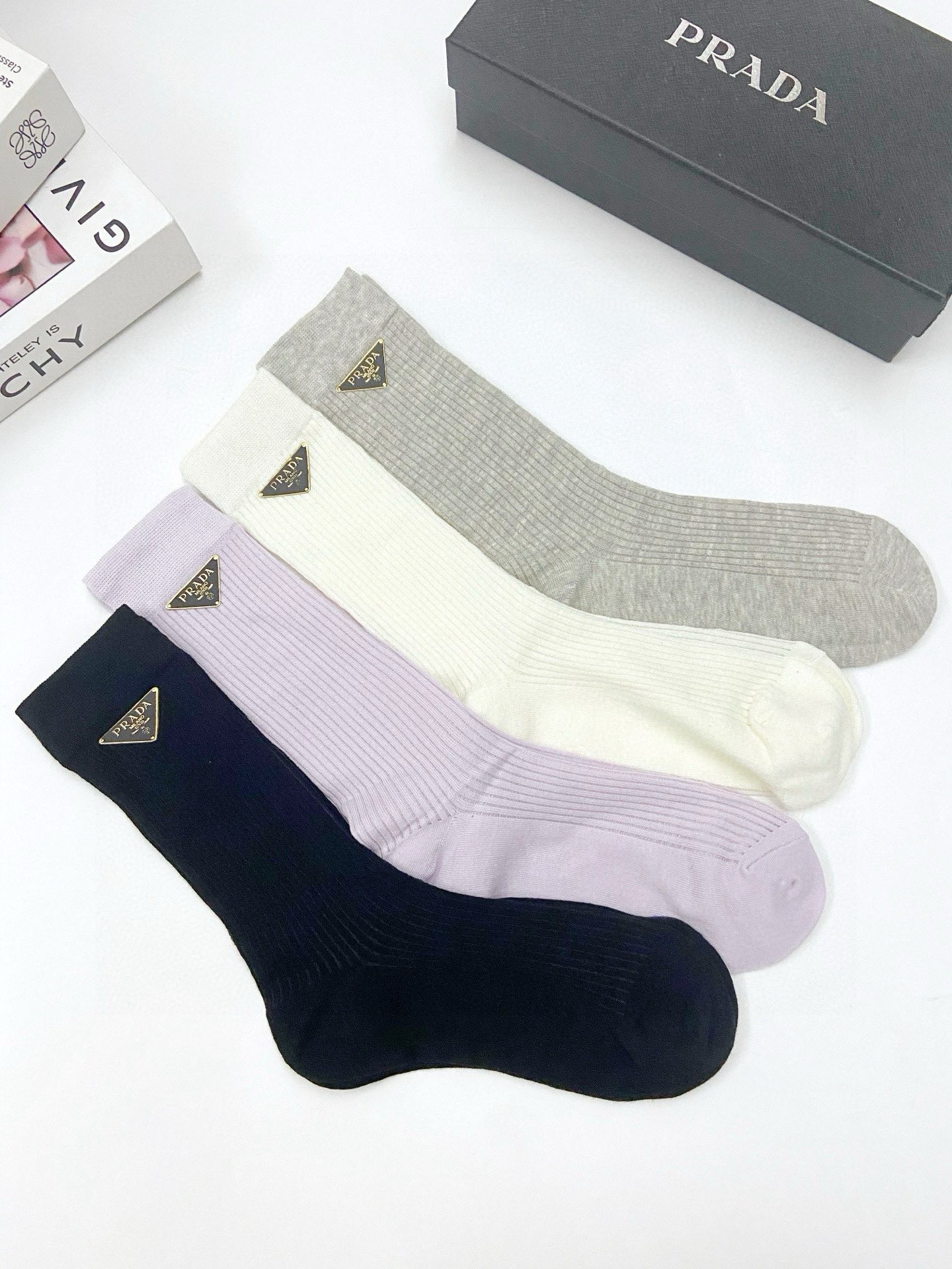  配包装
🌟【一盒4 双】
🌟Prada 普拉达 经典字母logo 超薄无骨中筒袜，纯棉 条纹小腿袜 堆